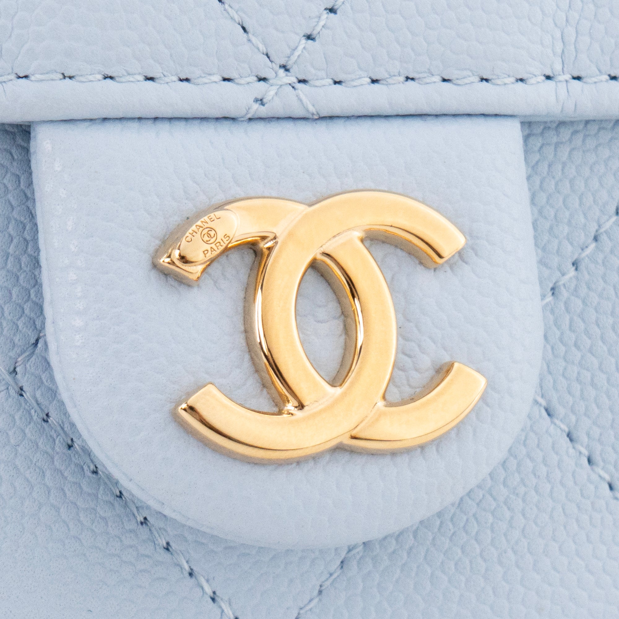 CHANEL - Sac à épaule Chanel 25 small en cuir bleu light blue