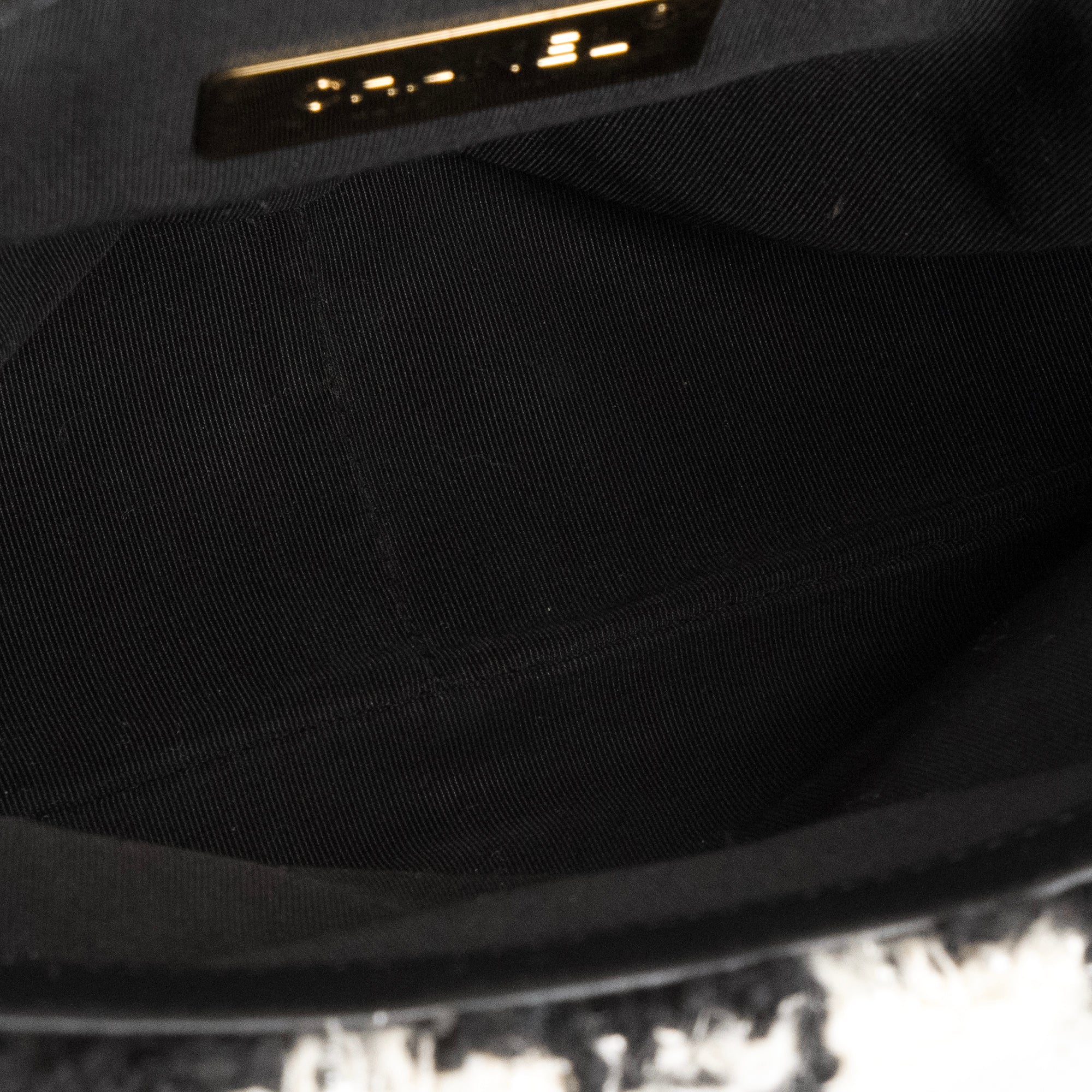 CHANEL - Sac à bandoulière 19 Chanel en tweed noire et blanche
