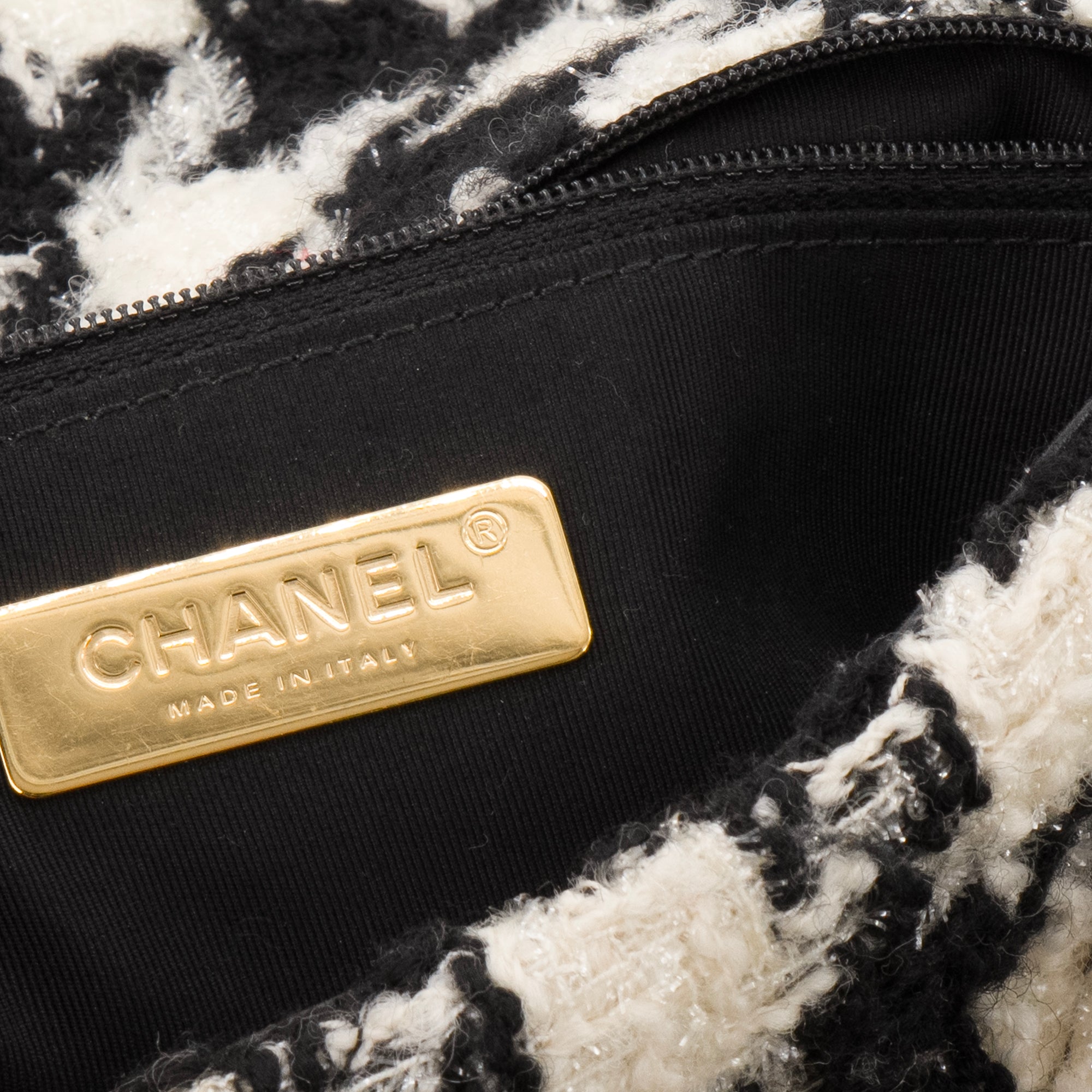 CHANEL - Sac à bandoulière 19 Chanel en tweed noire et blanche