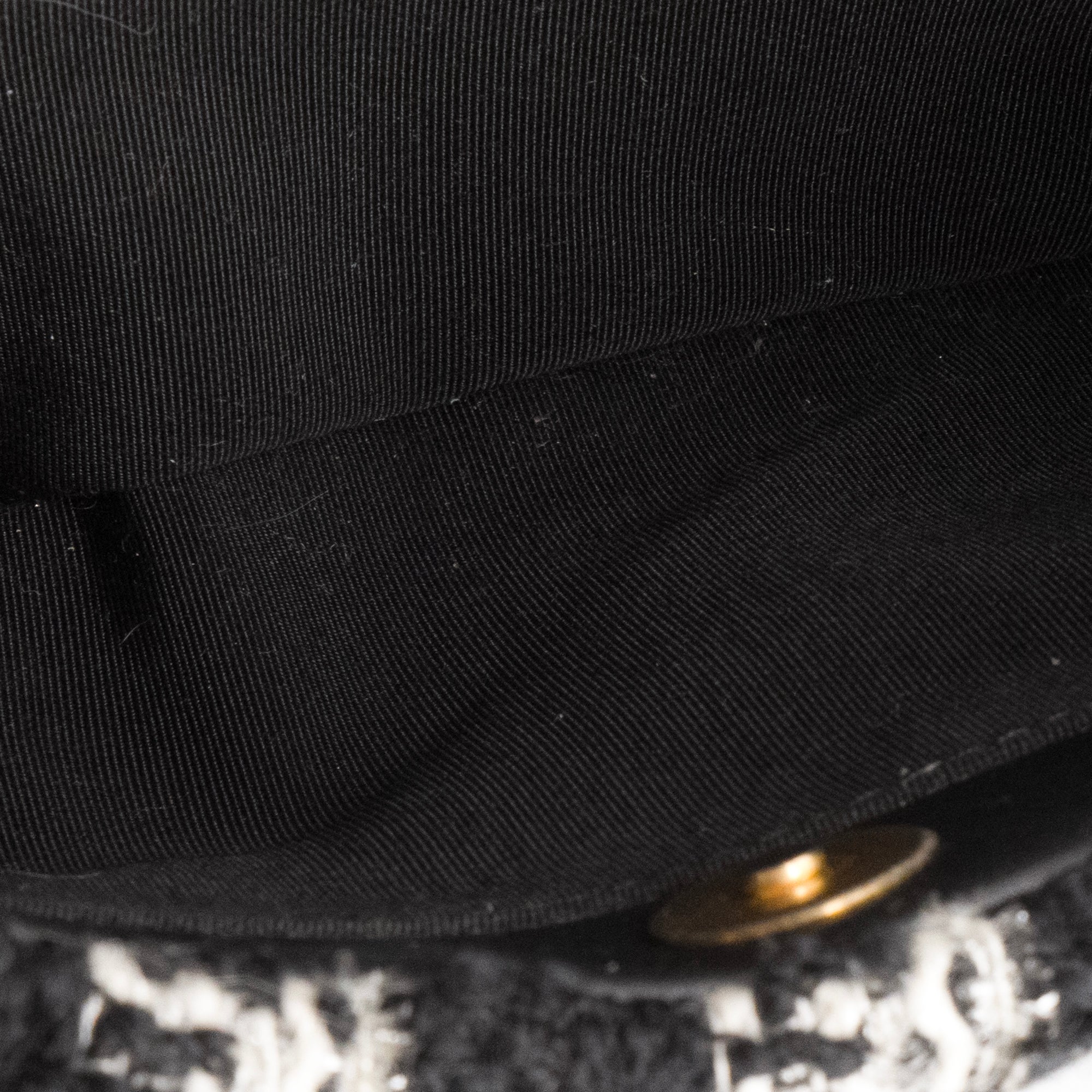 CHANEL - Sac à bandoulière 19 Chanel en tweed noire et blanche