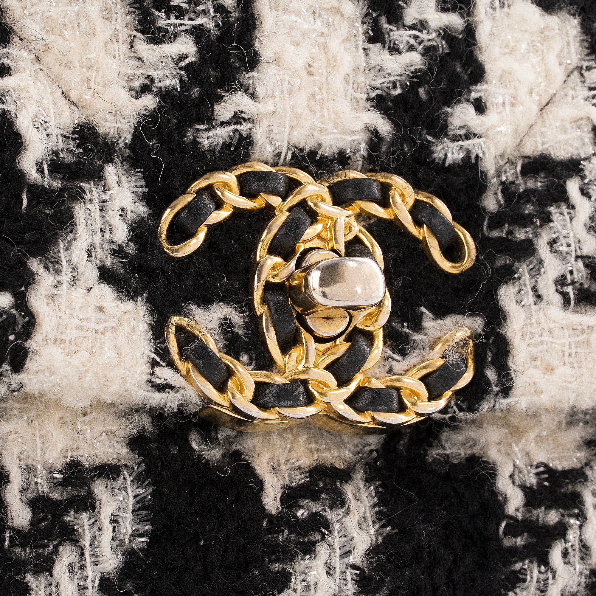 CHANEL - Sac à bandoulière 19 Chanel en tweed noire et blanche