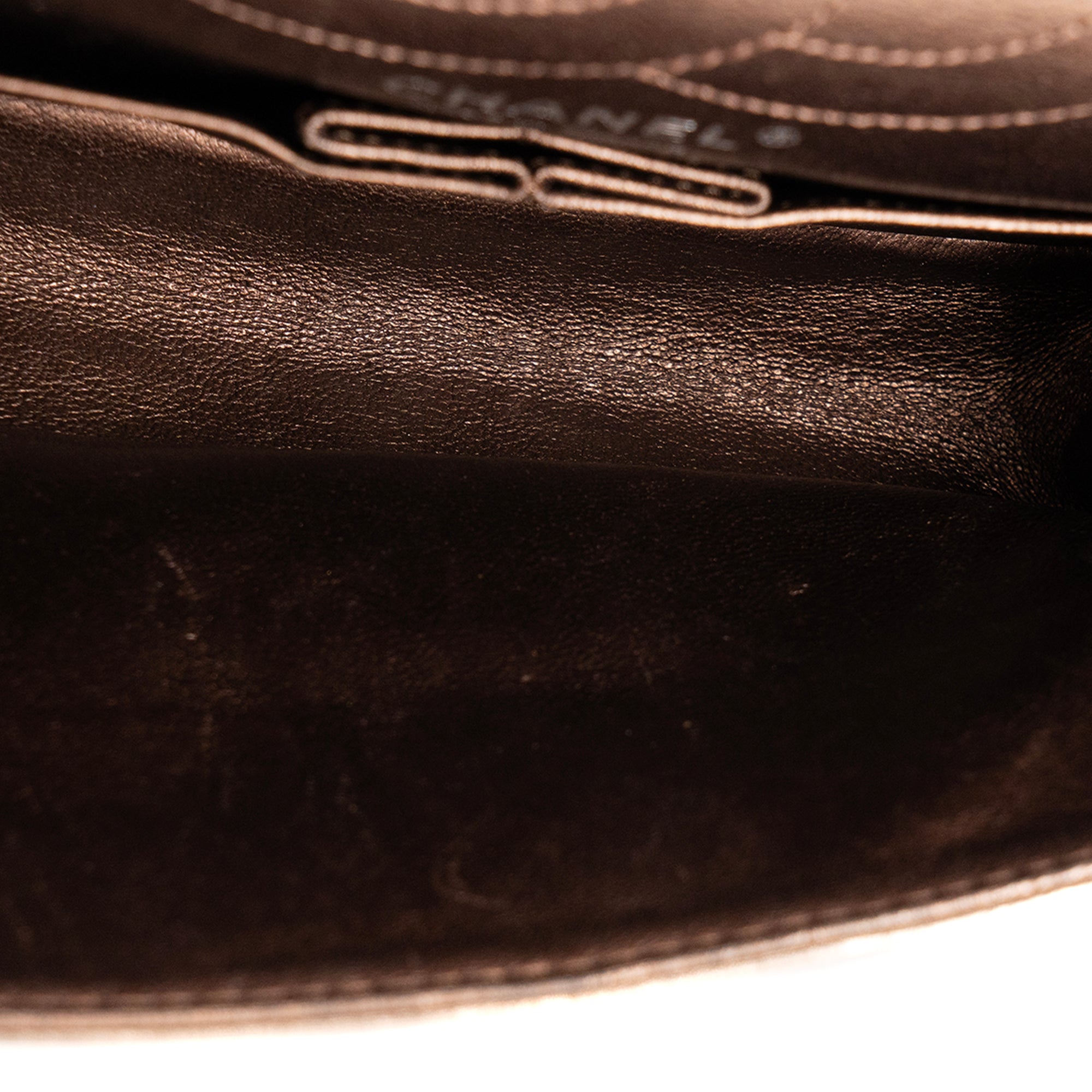 CHANEL - Sac à bandoulière 2.55 Cargo Chanel small en cuir froissé bronze