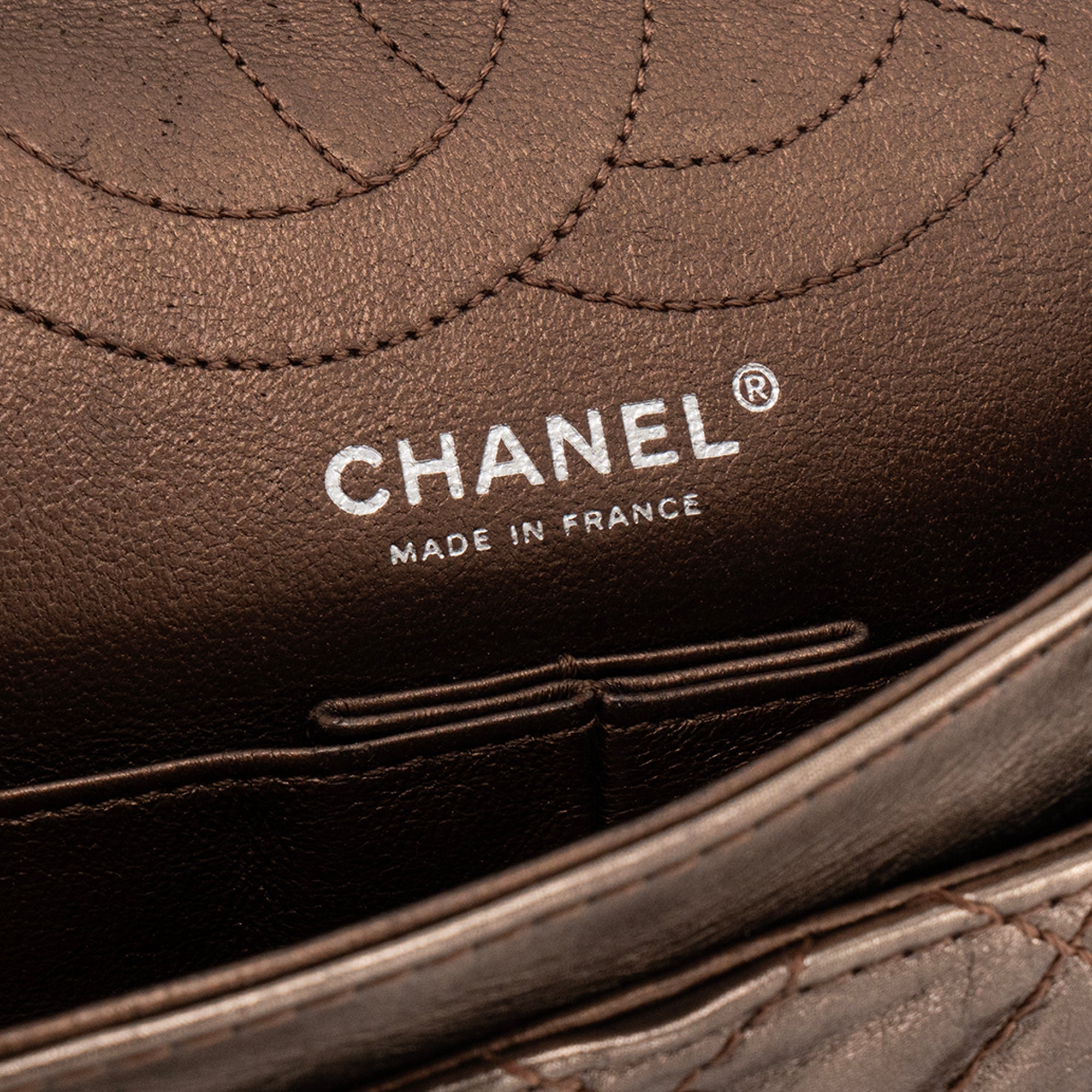 CHANEL - Sac à bandoulière 2.55 Cargo Chanel small en cuir froissé bronze