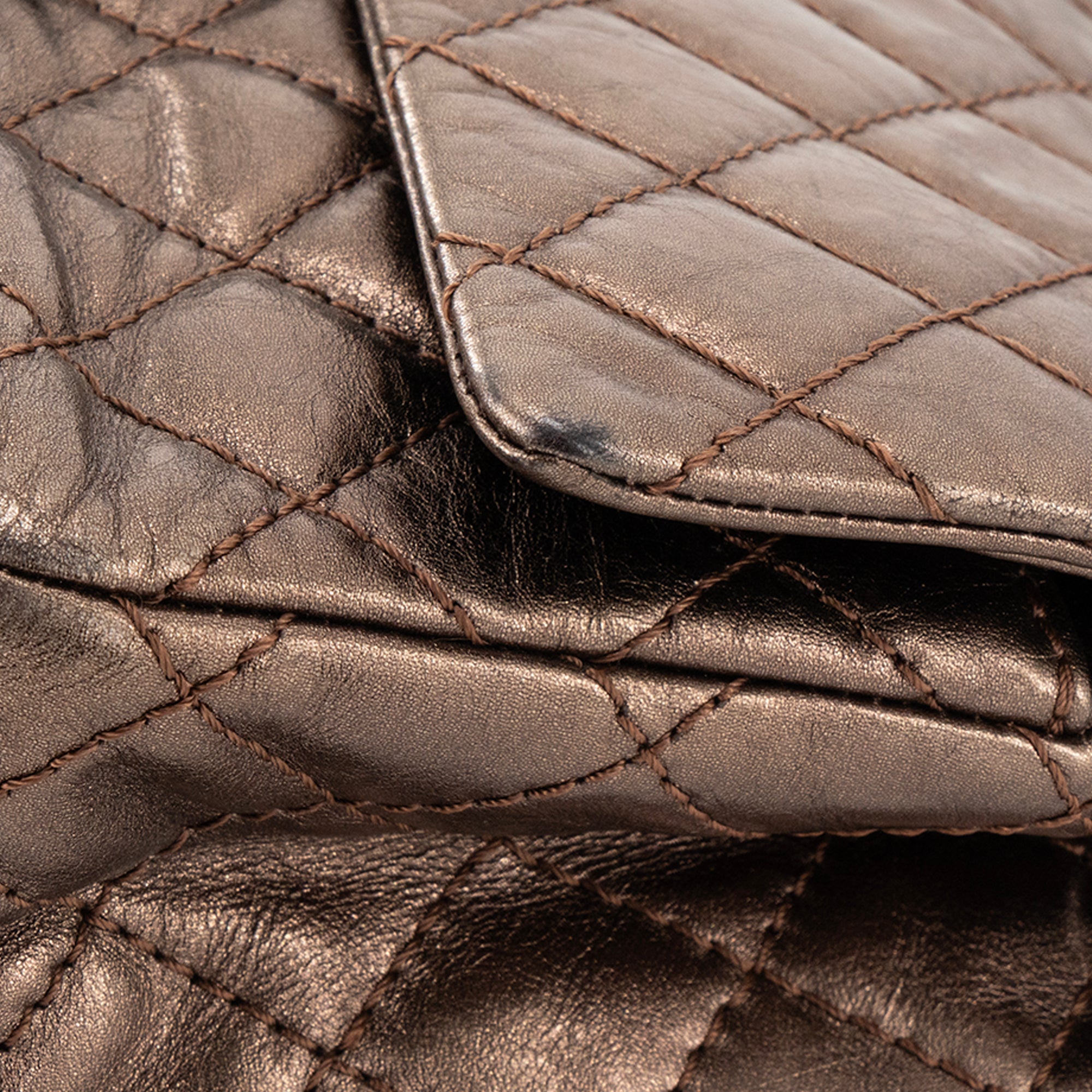 CHANEL - Sac à bandoulière 2.55 Cargo Chanel small en cuir froissé bronze