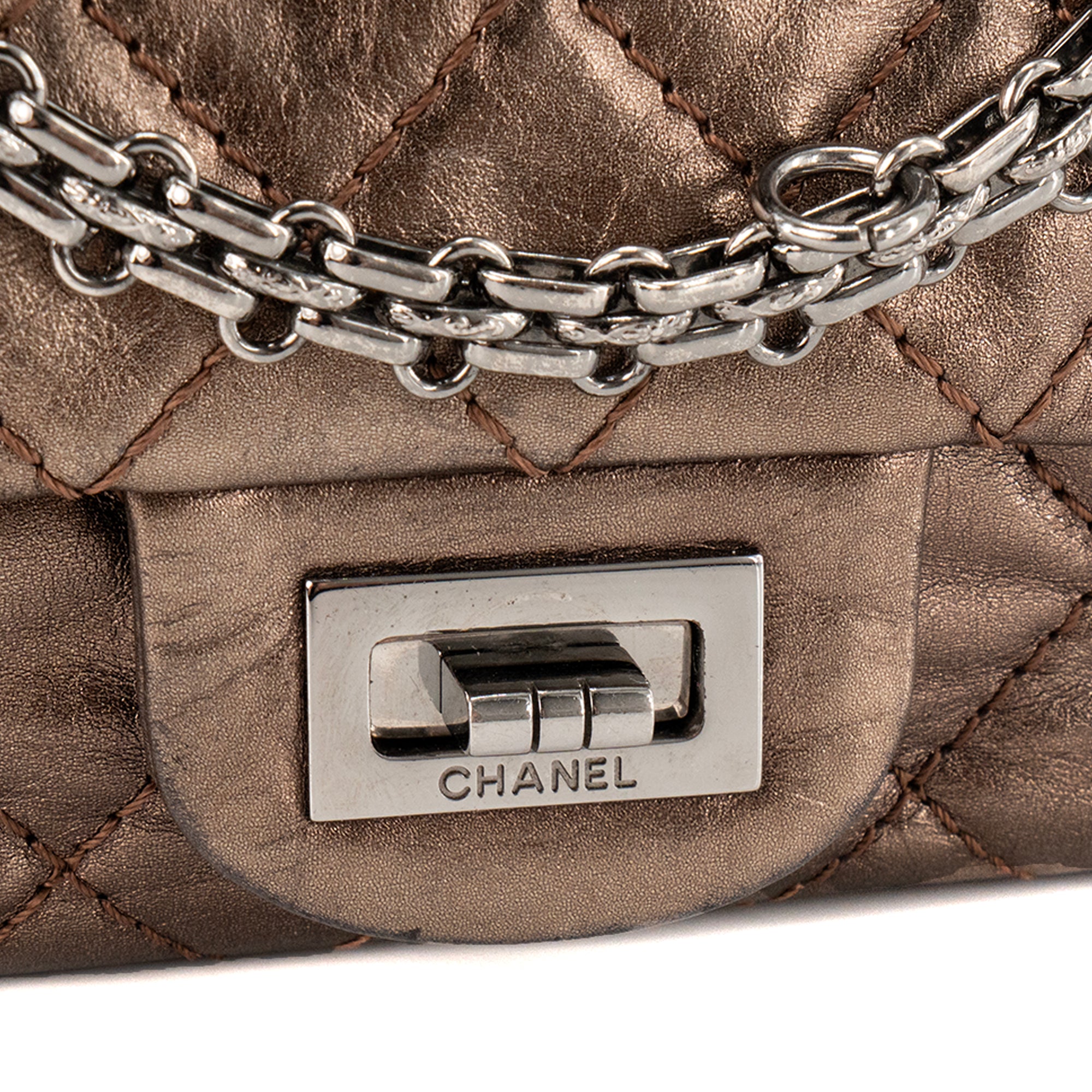CHANEL - Sac à bandoulière 2.55 Cargo Chanel small en cuir froissé bronze