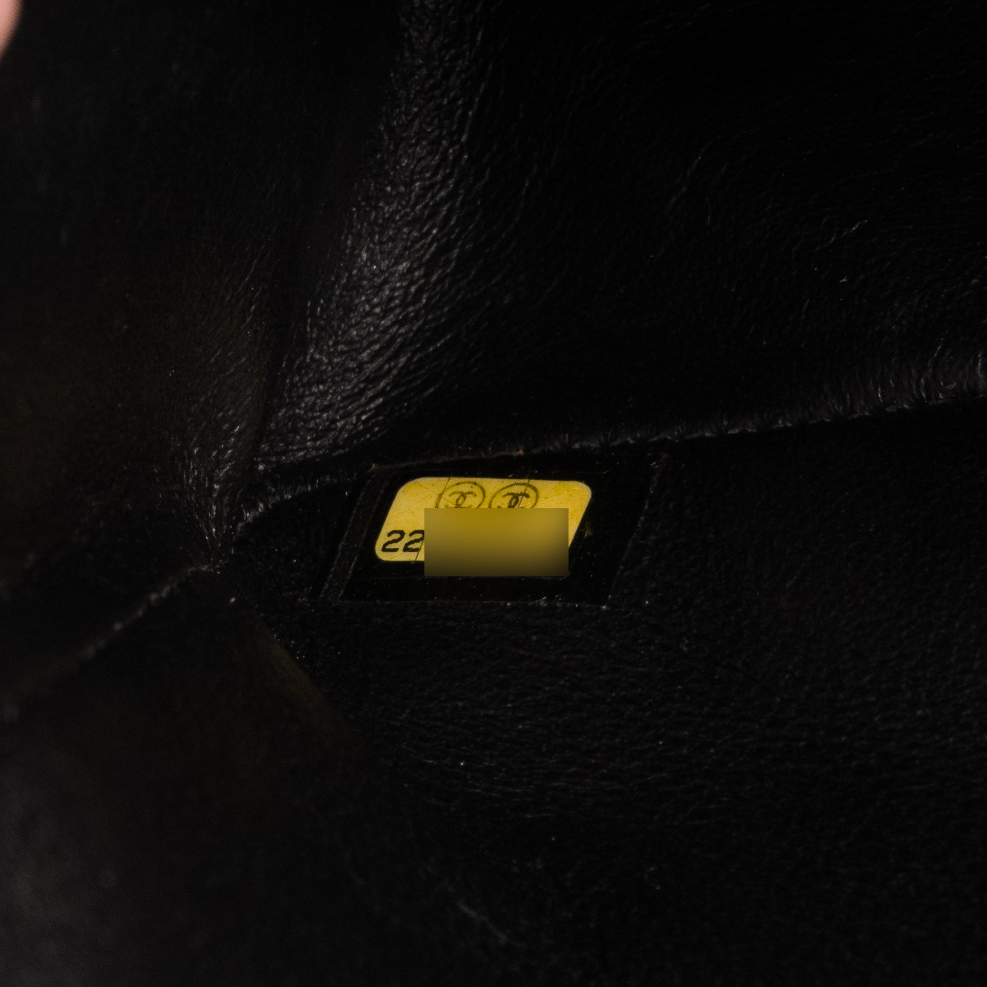 CHANEL - Sac à bandoulière 2.55 Casino Lucky Charms Chanel en cuir froissé noir