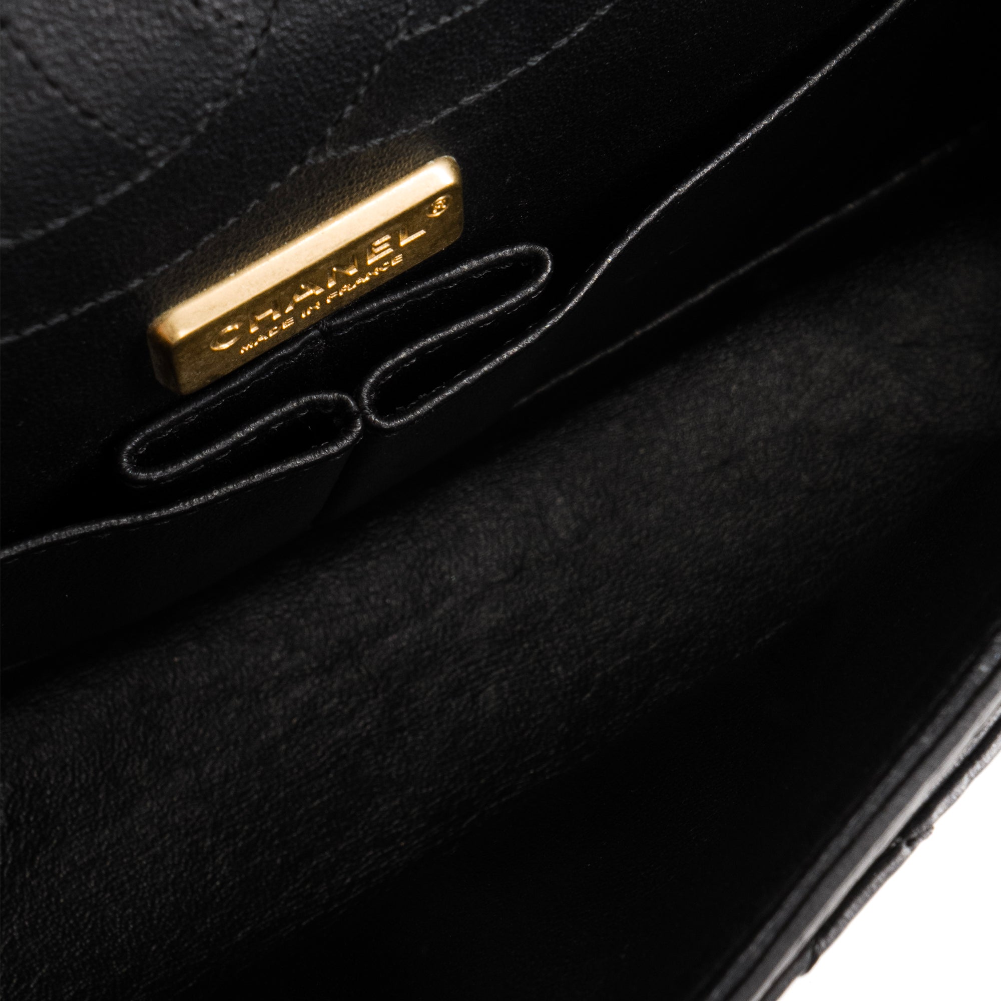 CHANEL - Sac à bandoulière 2.55 Casino Lucky Charms Chanel en cuir froissé noir