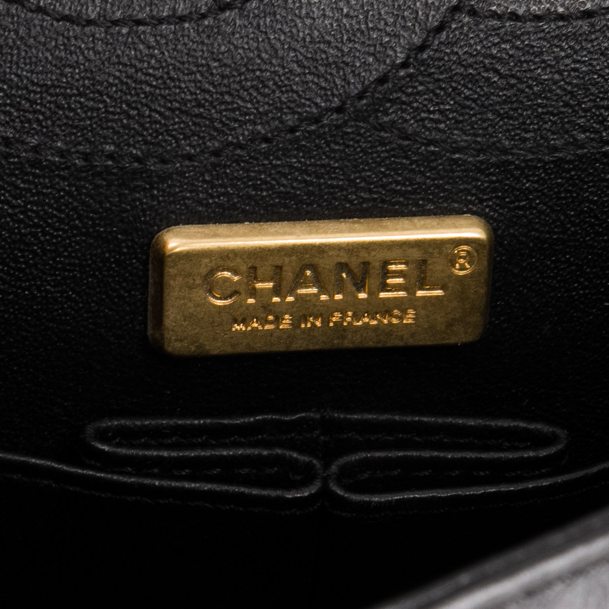 CHANEL - Sac à bandoulière 2.55 Casino Lucky Charms Chanel en cuir froissé noir