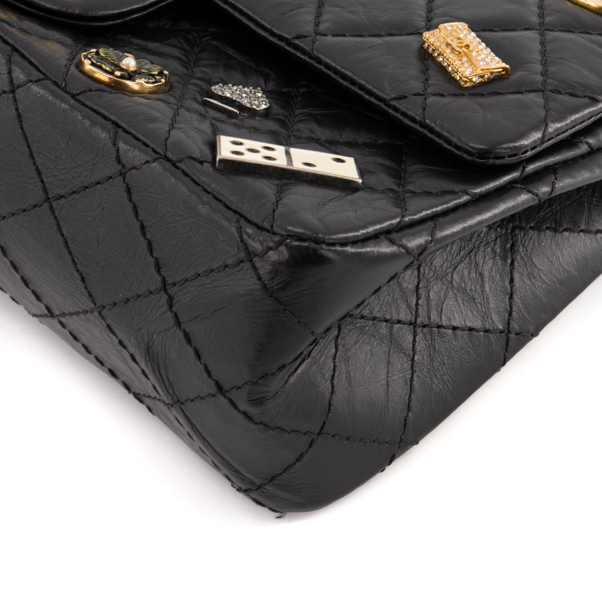 CHANEL - Sac à bandoulière 2.55 Casino Lucky Charms Chanel en cuir froissé noir