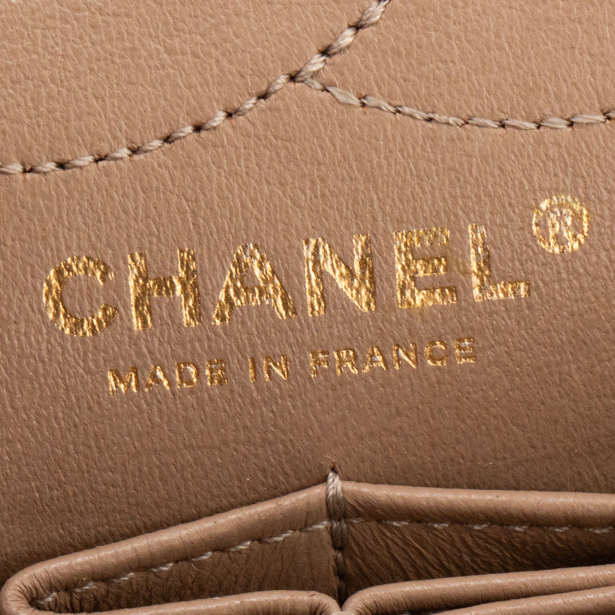 CHANEL - Sac à bandoulière 2.55 Chanel en cuir caviar marron clair