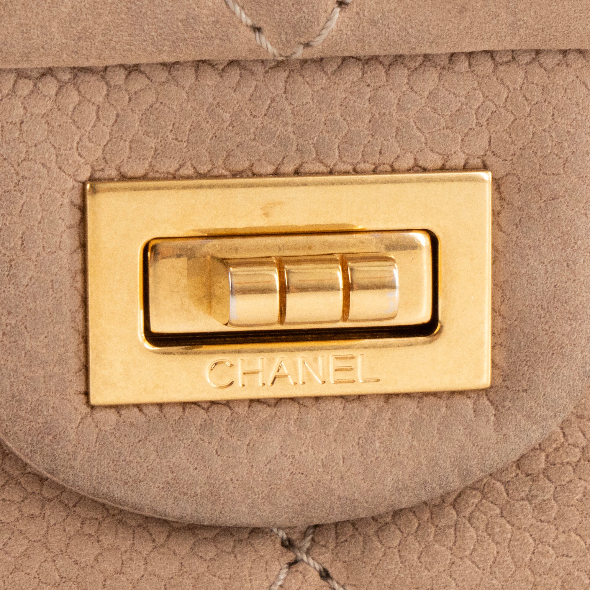 CHANEL - Sac à bandoulière 2.55 Chanel en cuir caviar marron clair