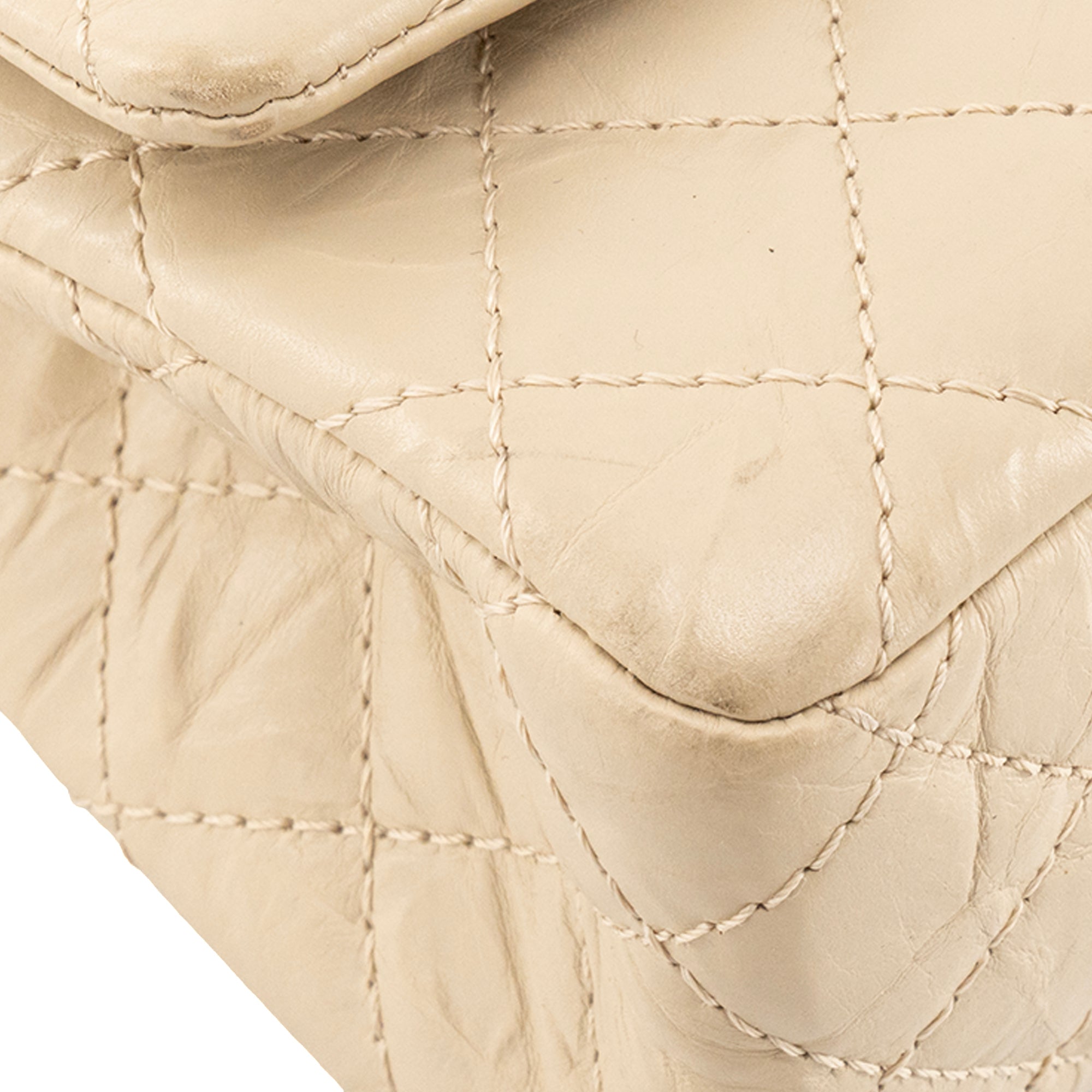 CHANEL - Sac à bandoulière 2.55 Chanel en cuir froissé beige