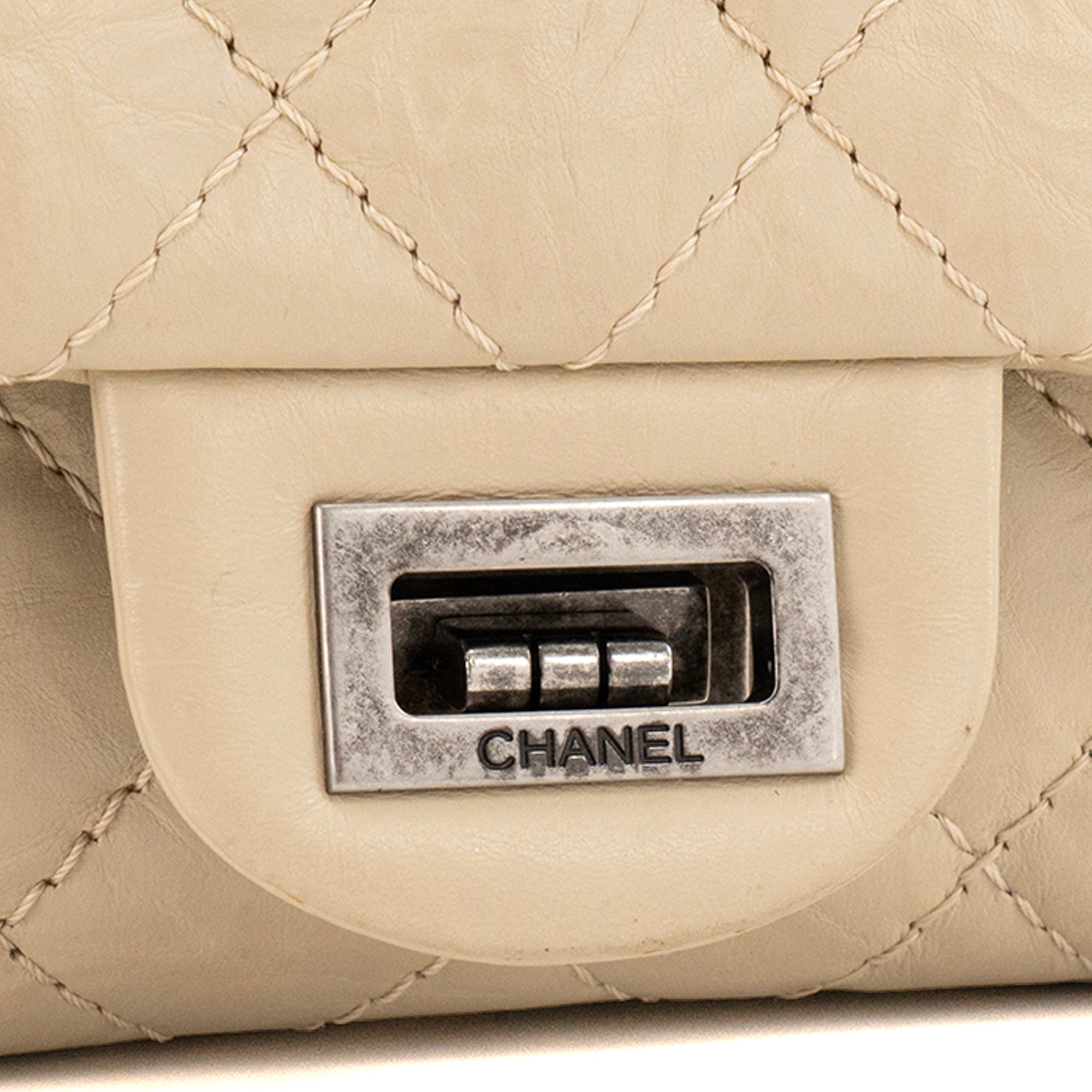 CHANEL - Sac à bandoulière 2.55 Chanel en cuir froissé beige