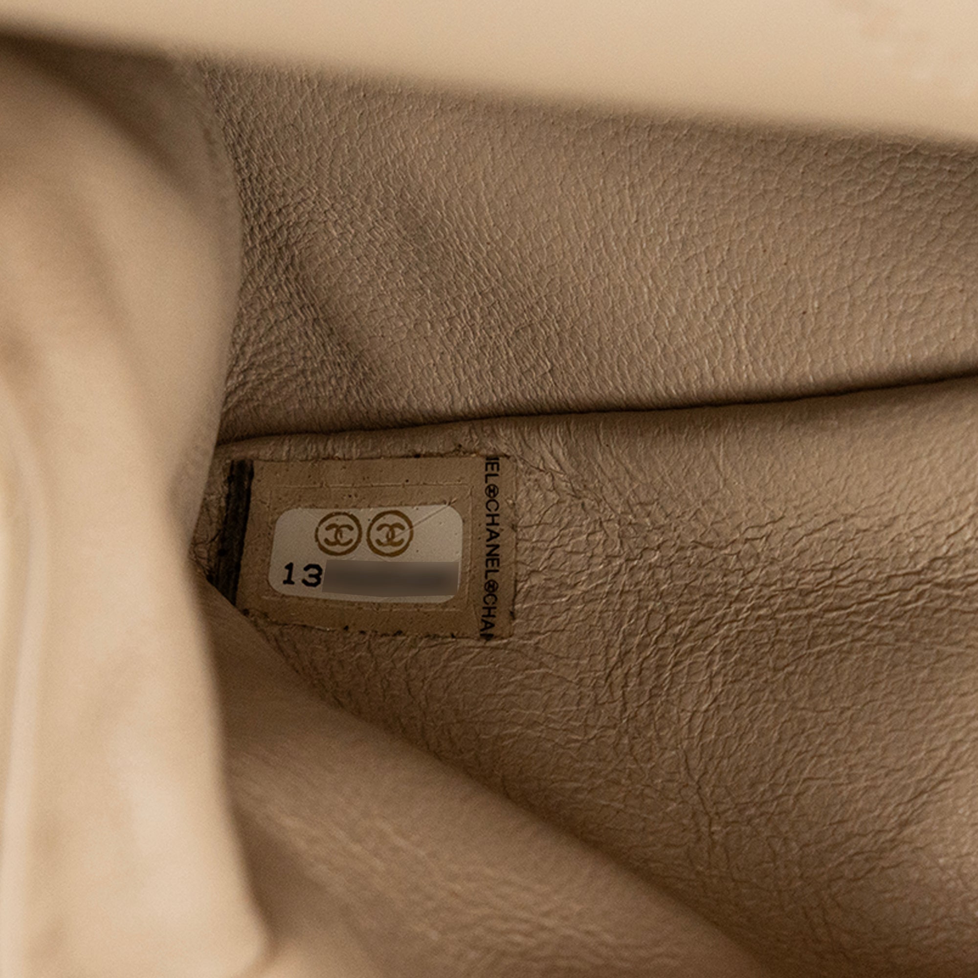 CHANEL - Sac à bandoulière 2.55 Chanel en cuir froissé beige