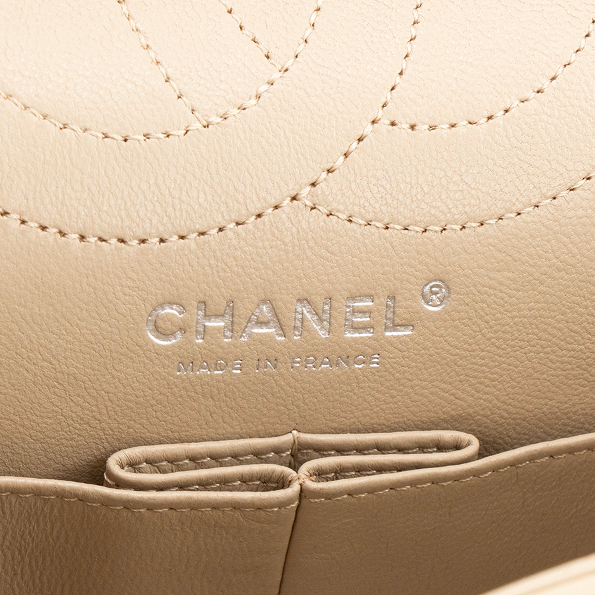 CHANEL - Sac à bandoulière 2.55 Chanel en cuir froissé beige