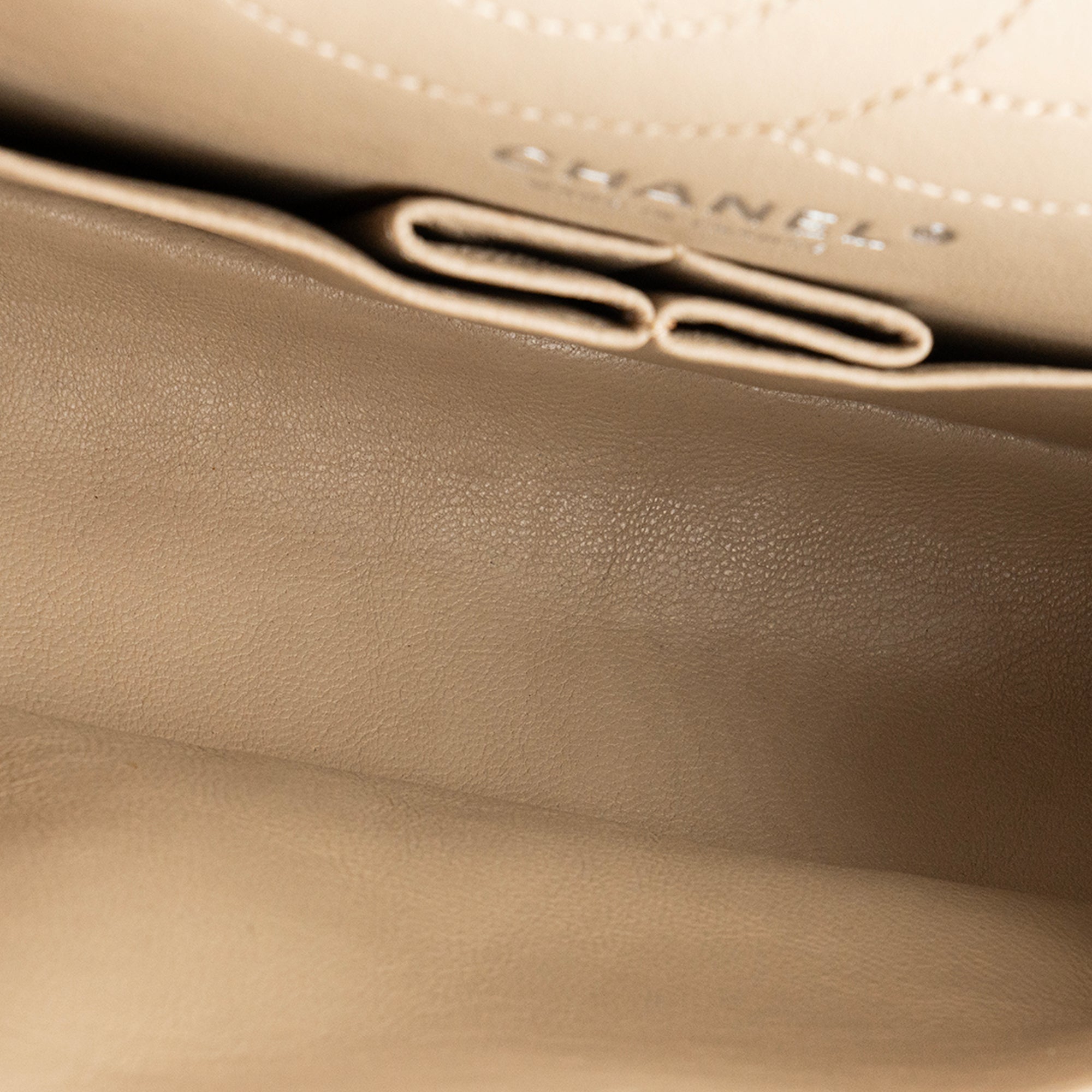CHANEL - Sac à bandoulière 2.55 Chanel en cuir froissé beige