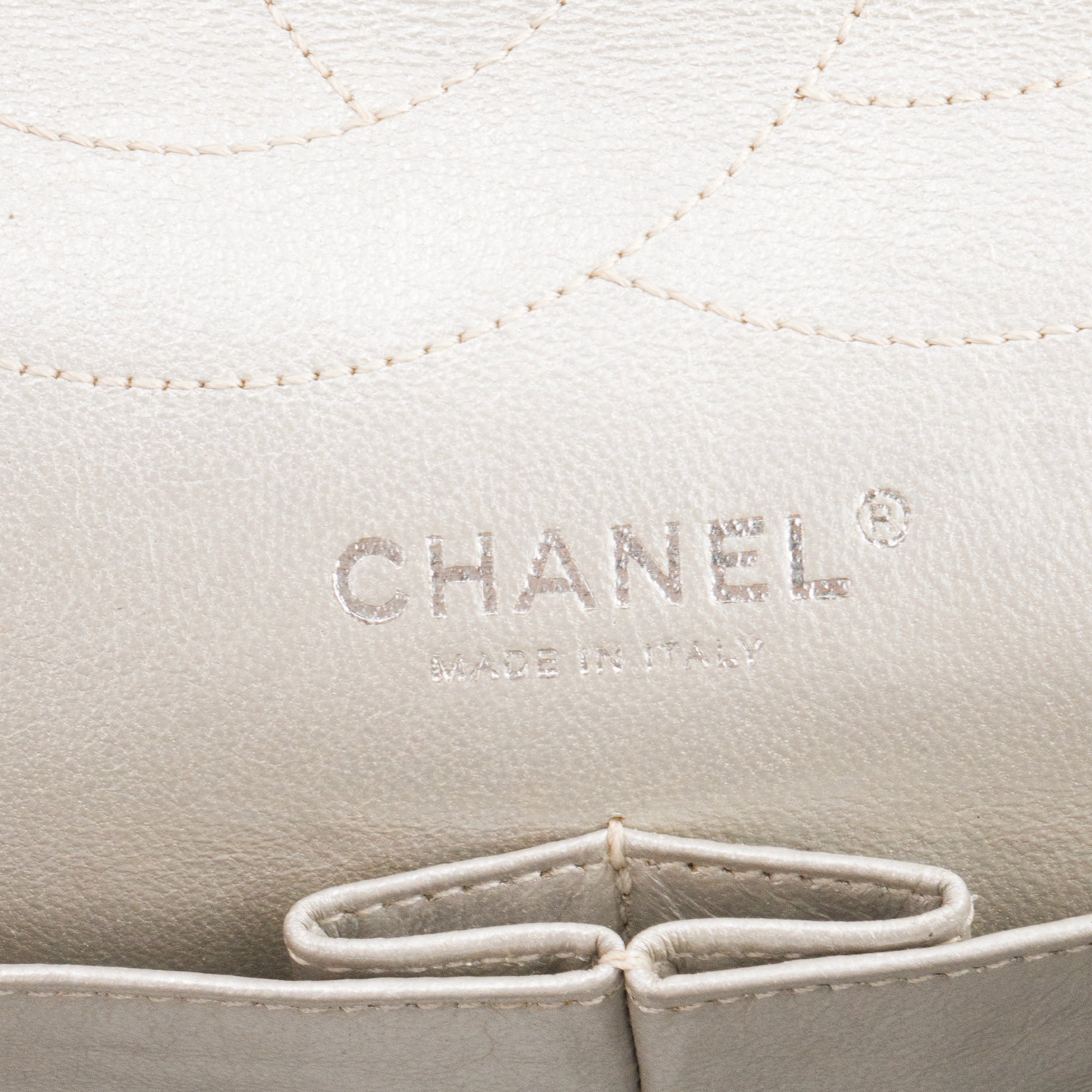 CHANEL - Sac à bandoulière 2.55 Chanel en cuir froissé métallisé argenté