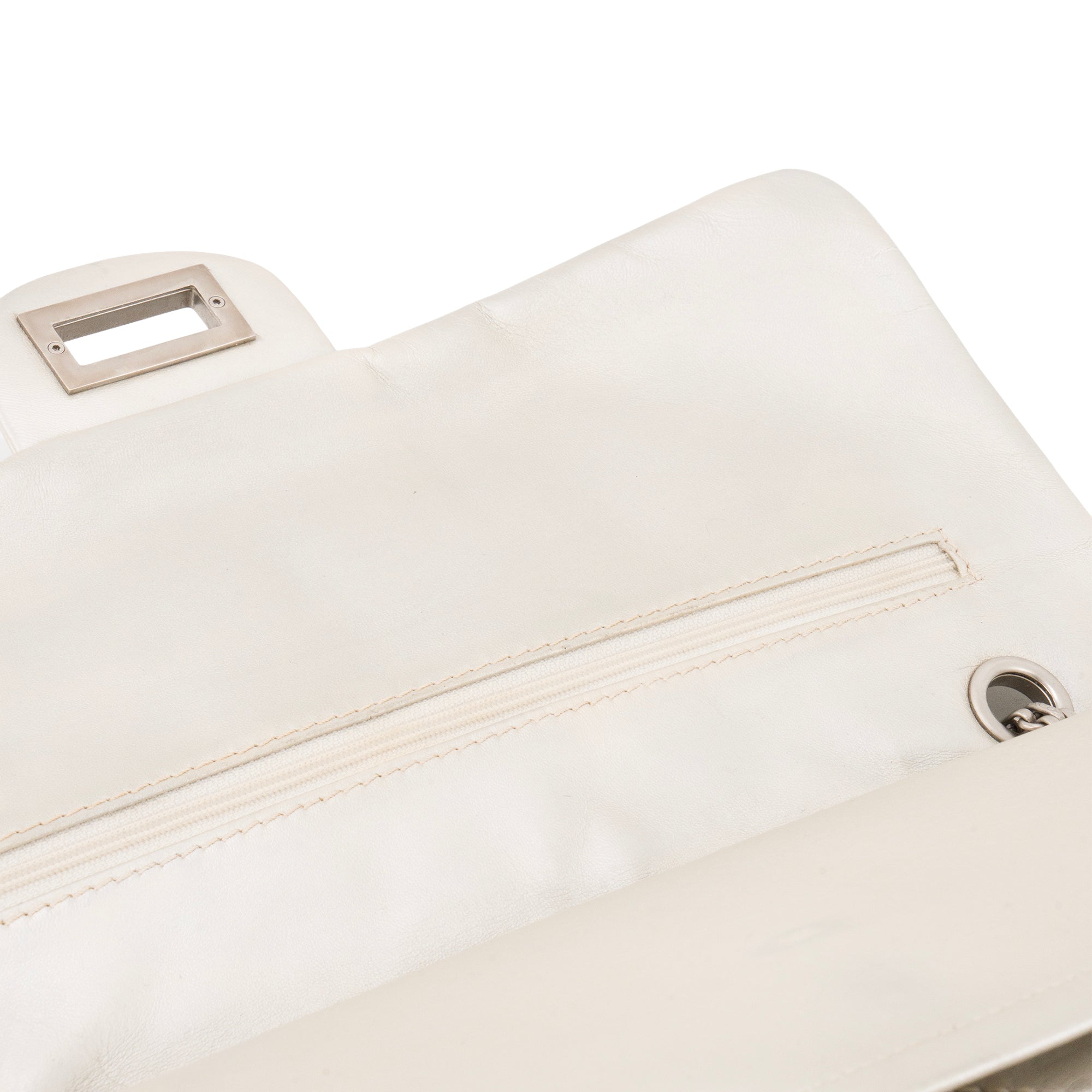 CHANEL - Sac à bandoulière 2.55 Chanel en cuir froissé métallisé argenté