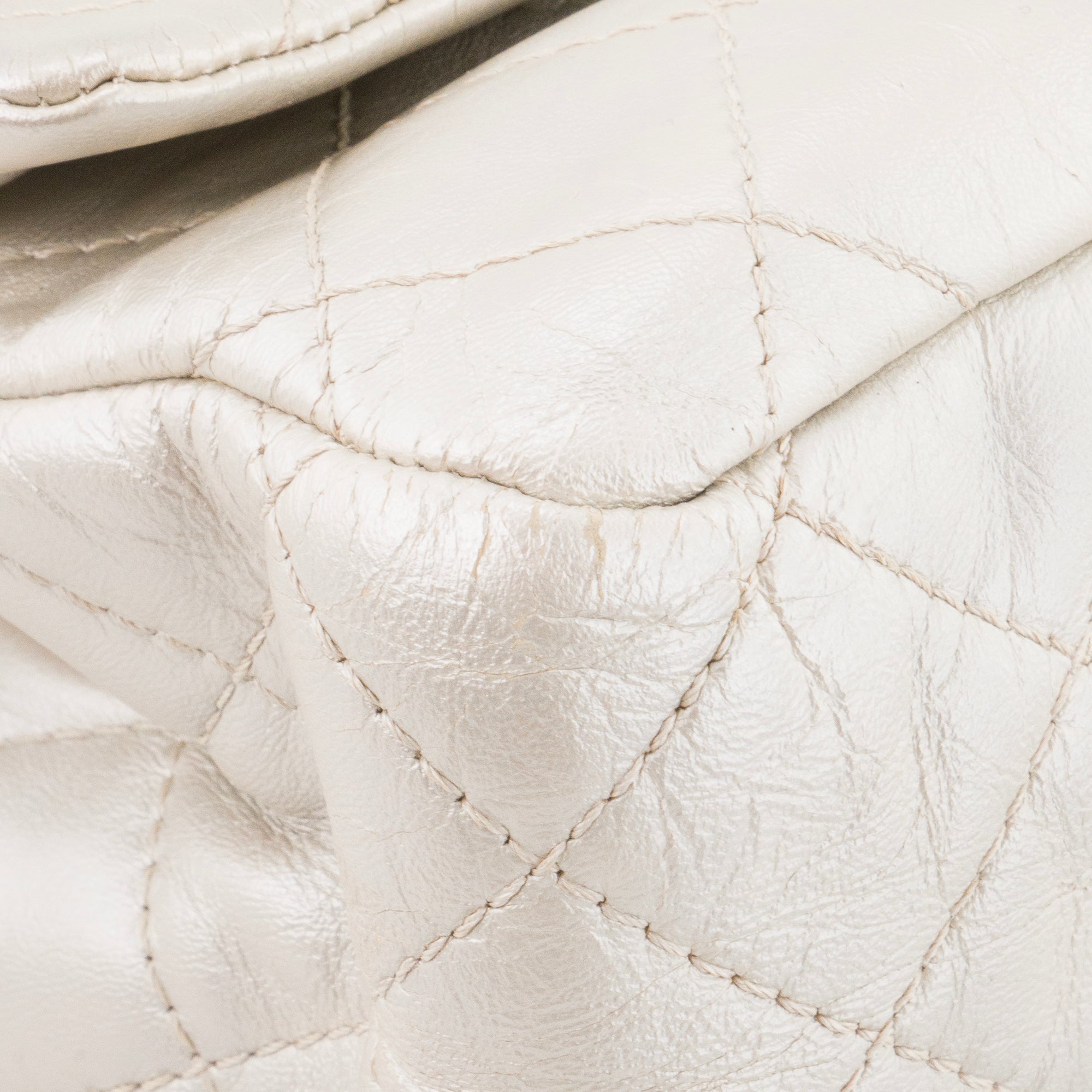 CHANEL - Sac à bandoulière 2.55 Chanel en cuir froissé métallisé argenté