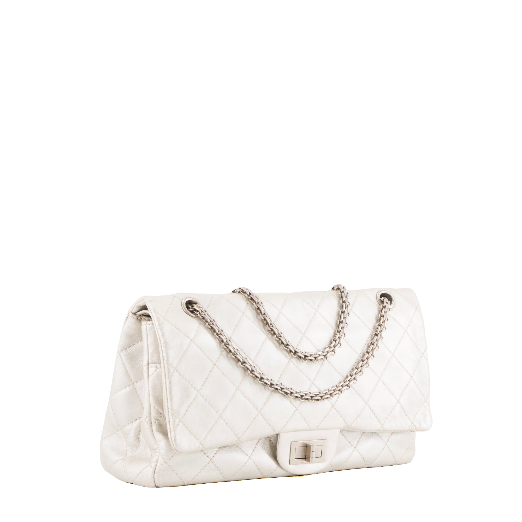 CHANEL - Sac à bandoulière 2.55 Chanel en cuir froissé métallisé argenté