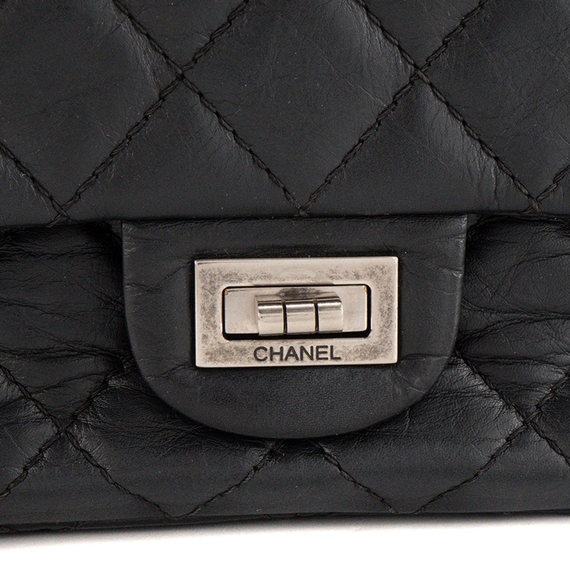 CHANEL - Sac à bandoulière 2.55 Chanel en cuir froissé noir