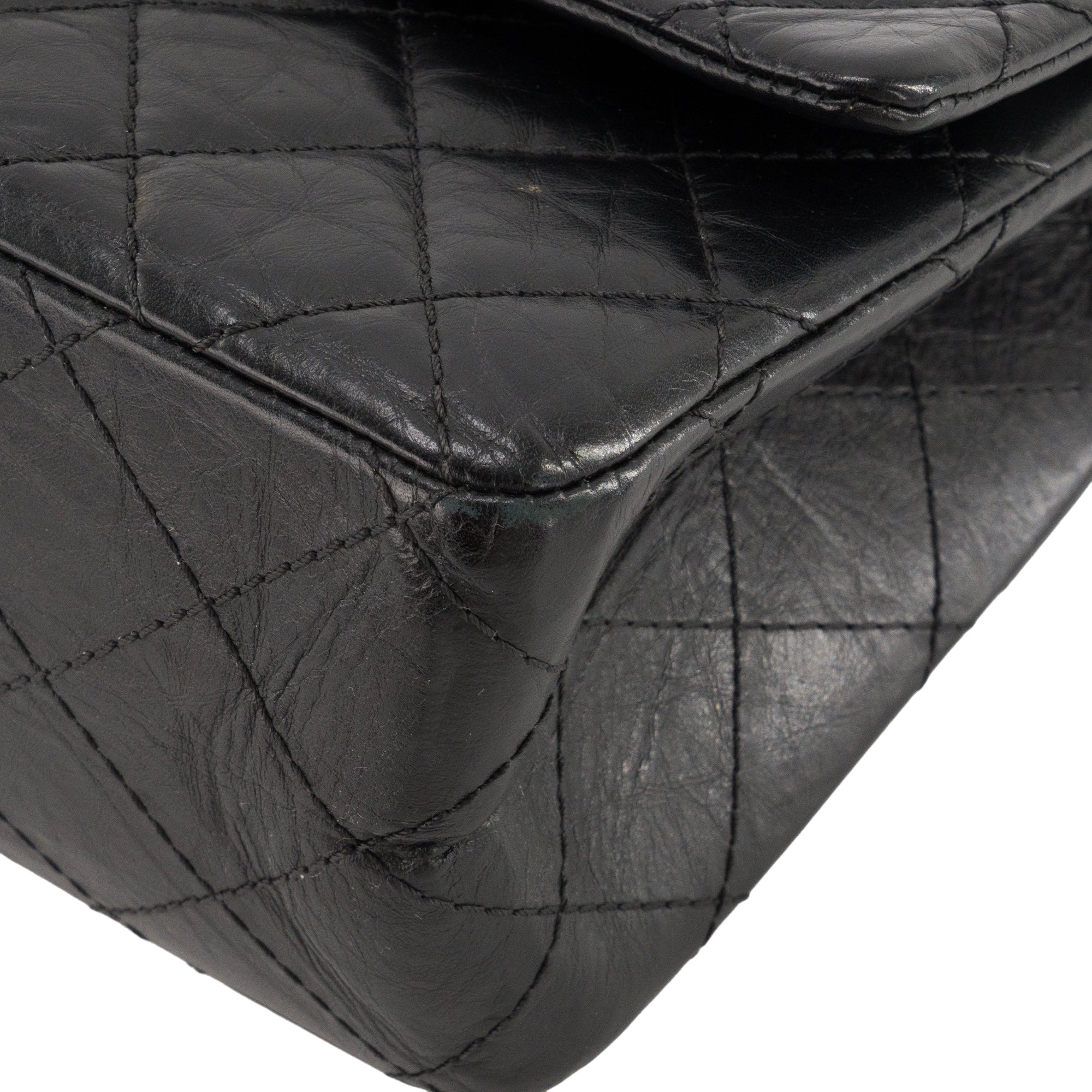 CHANEL - Sac à bandoulière 2.55 Chanel en cuir froissé noir
