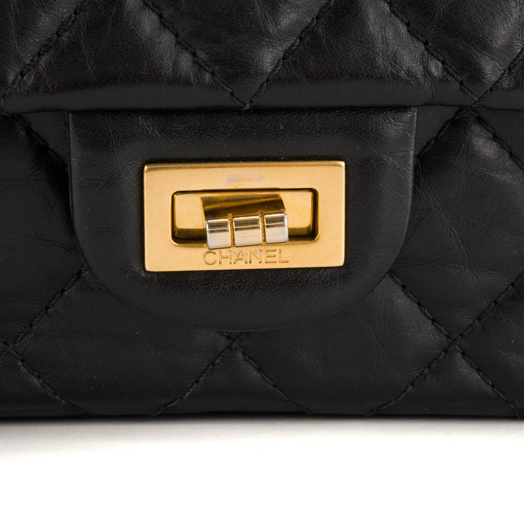 CHANEL - Sac à bandoulière 2.55 Chanel en cuir froissé noir