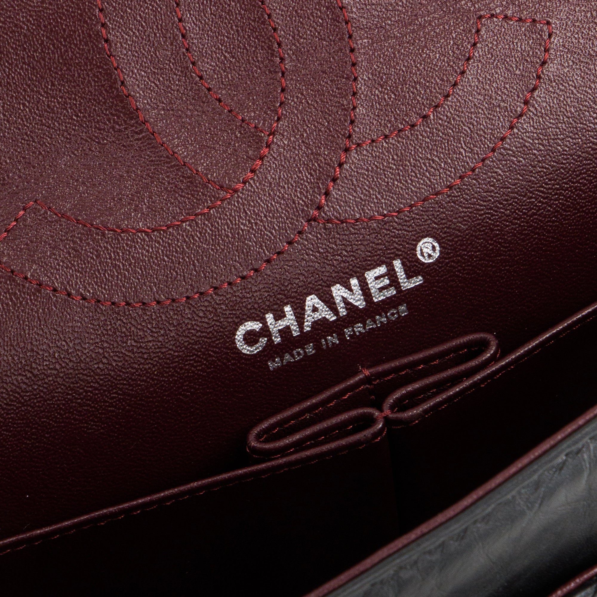 CHANEL - Sac à bandoulière 2.55 Chanel en cuir froissé noir