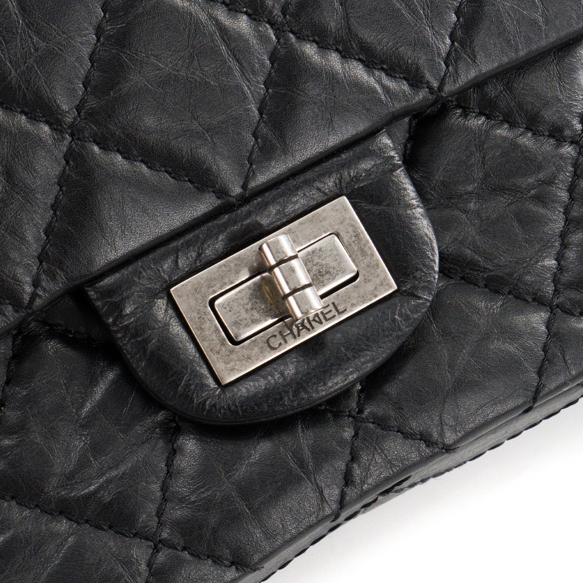CHANEL - Sac à bandoulière 2.55 Chanel en cuir froissé noir