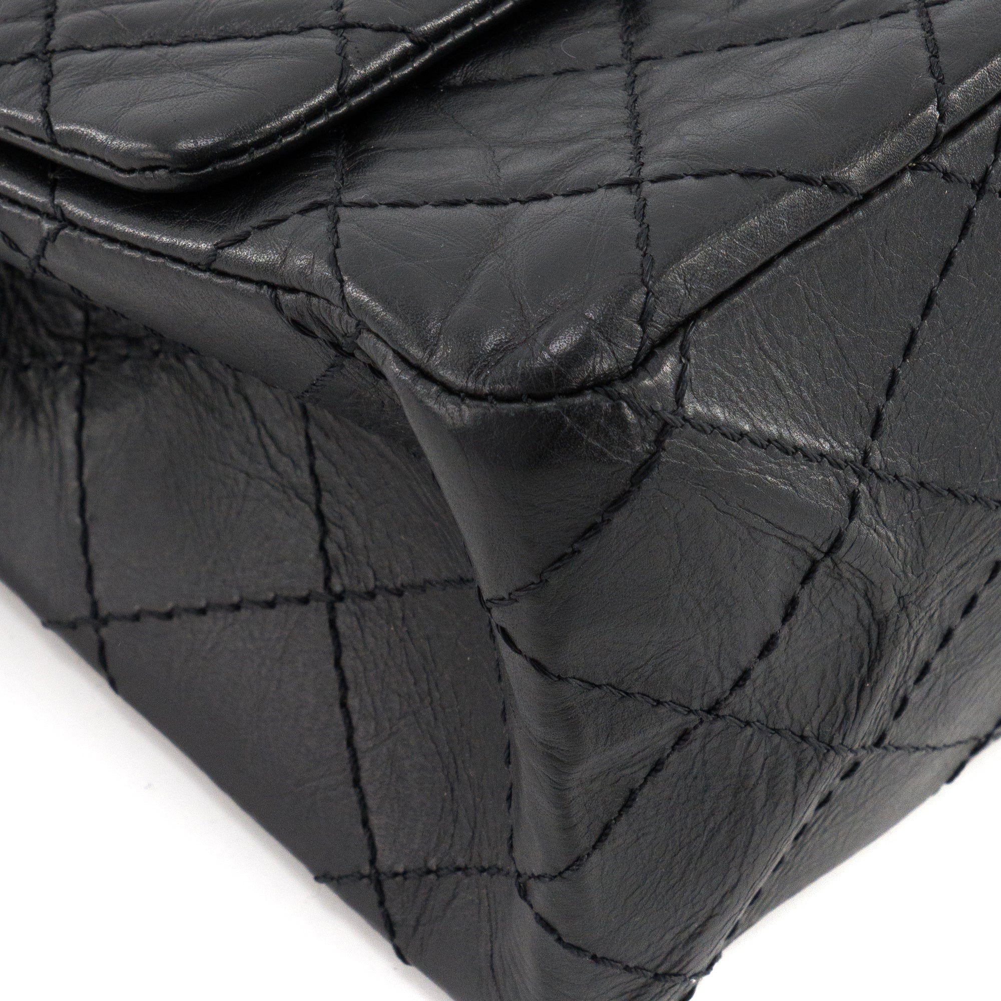 CHANEL - Sac à bandoulière 2.55 Chanel en cuir froissé noir