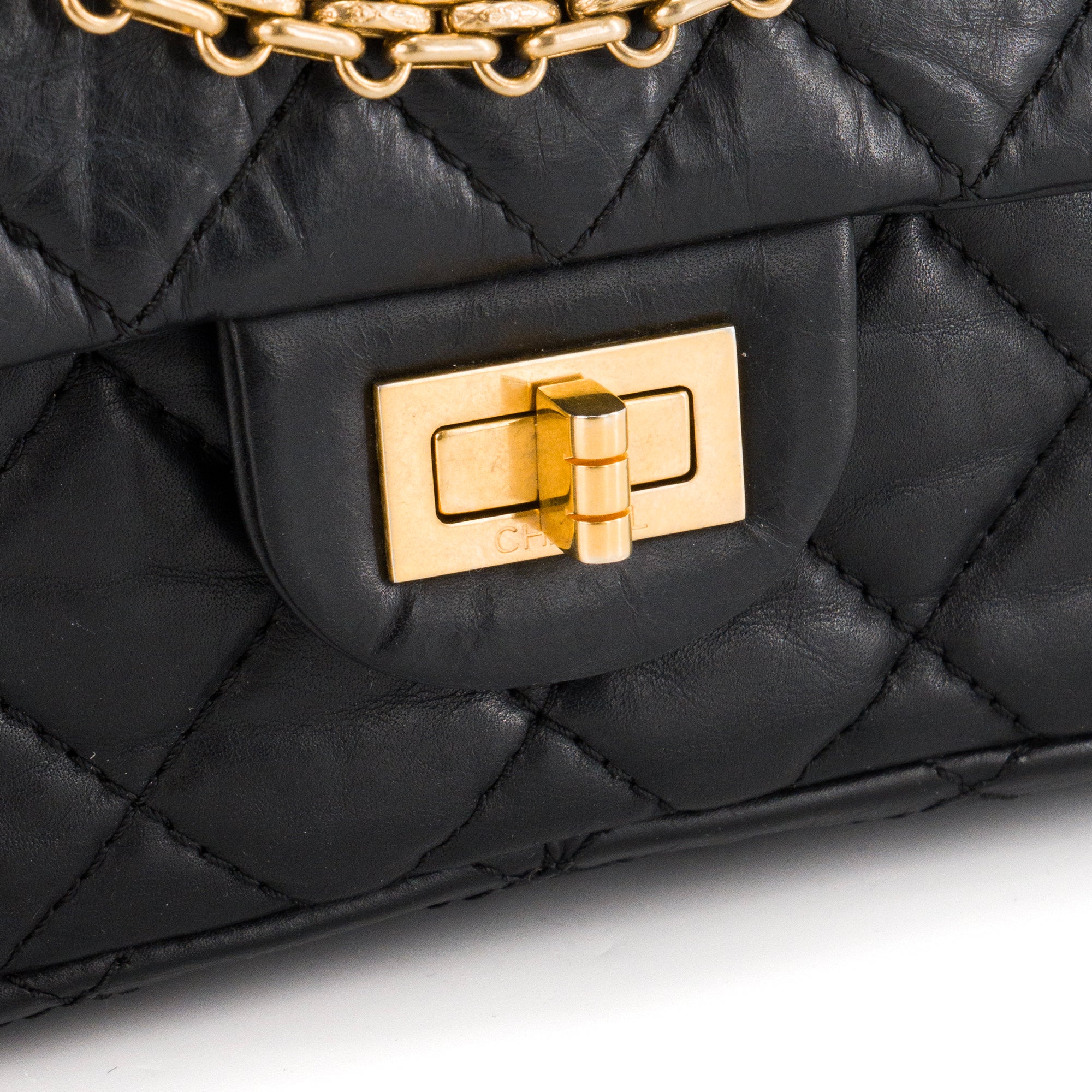 CHANEL - Sac à bandoulière 2.55 Chanel en cuir froissé noir