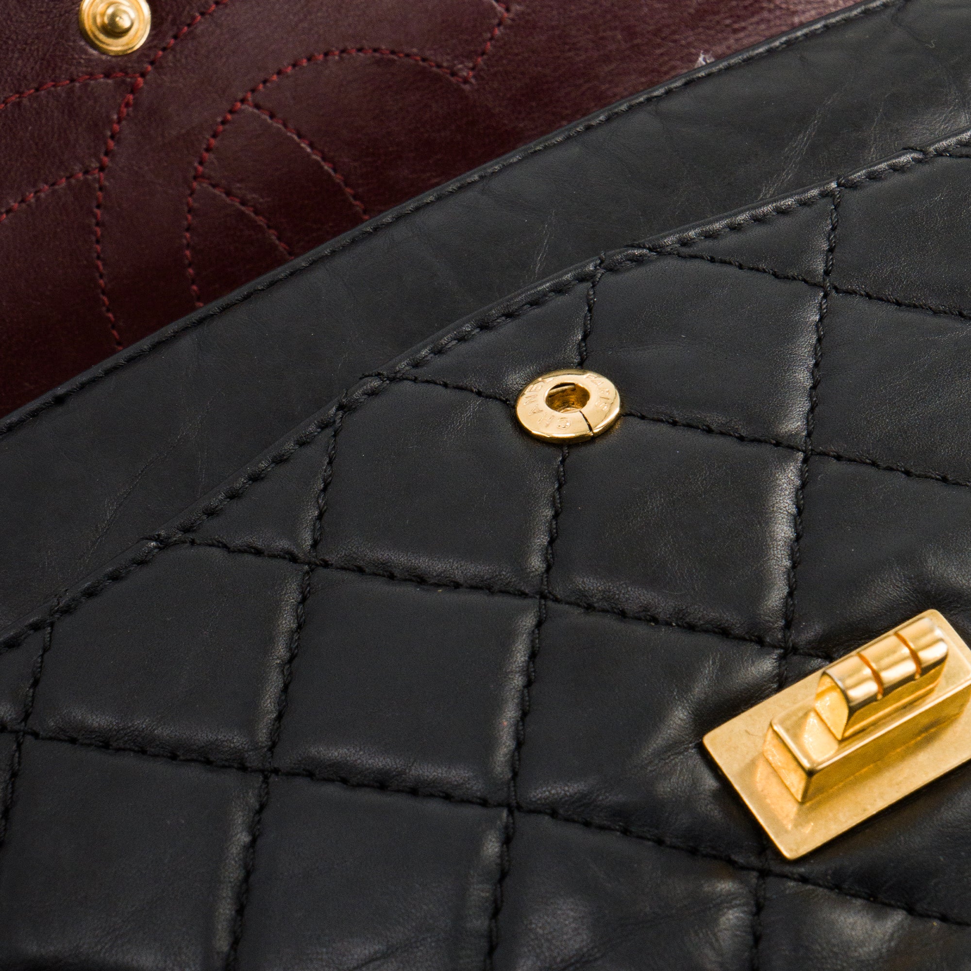 CHANEL - Sac à bandoulière 2.55 Chanel en cuir froissé noir