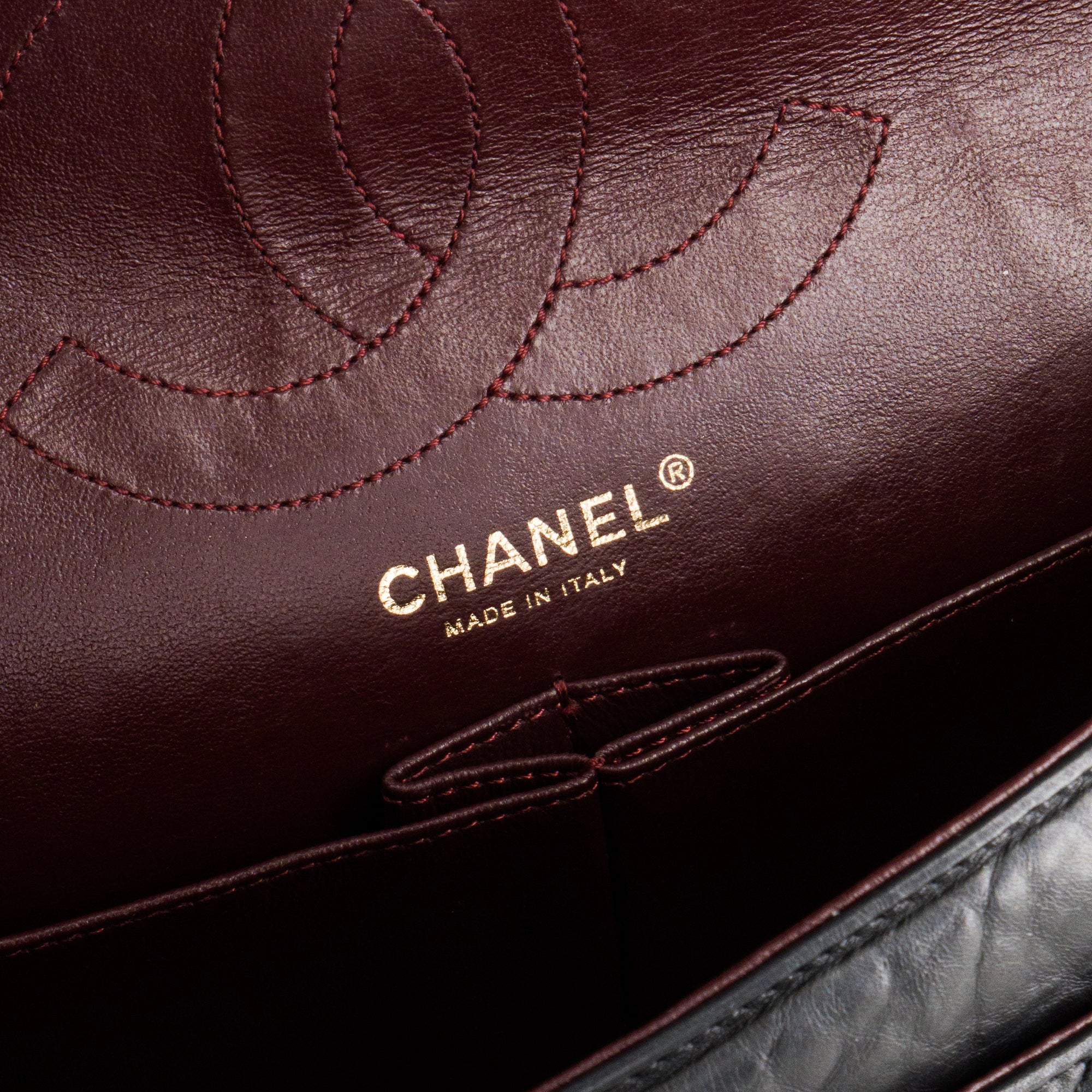 CHANEL - Sac à bandoulière 2.55 Chanel en cuir froissé noir