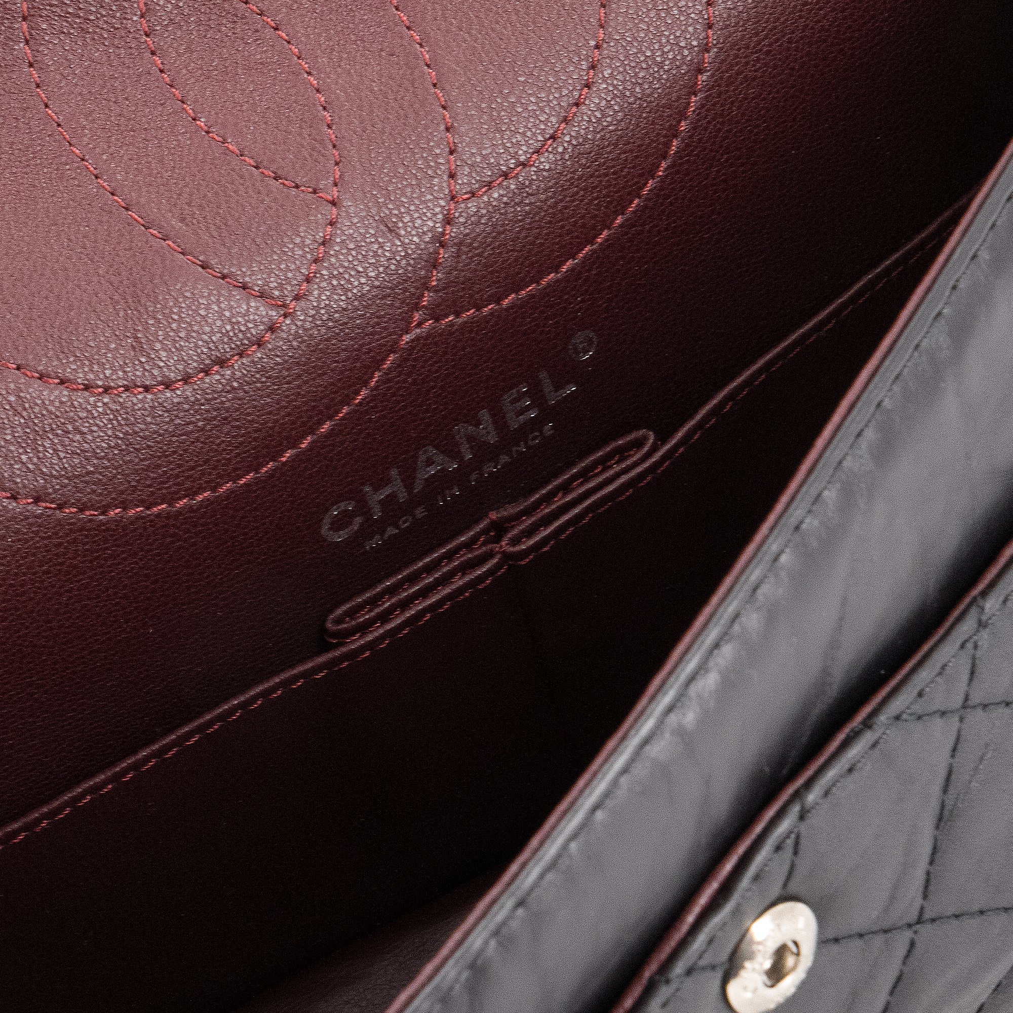 CHANEL - Sac à bandoulière 2.55 Chanel en cuir froissé noir