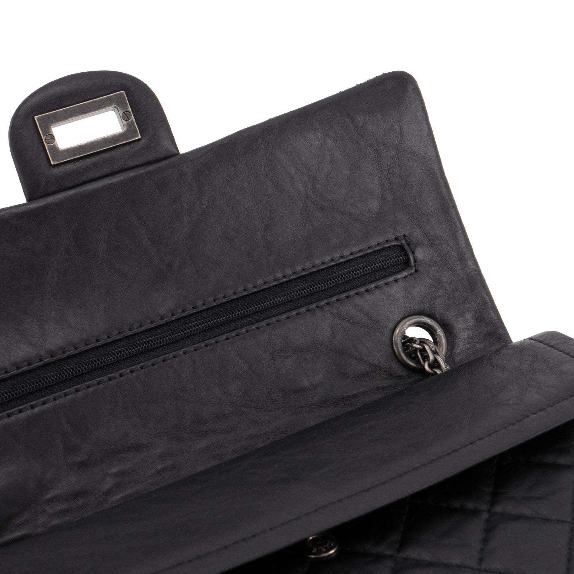 CHANEL - Sac à bandoulière 2.55 Chanel en cuir froissé noir