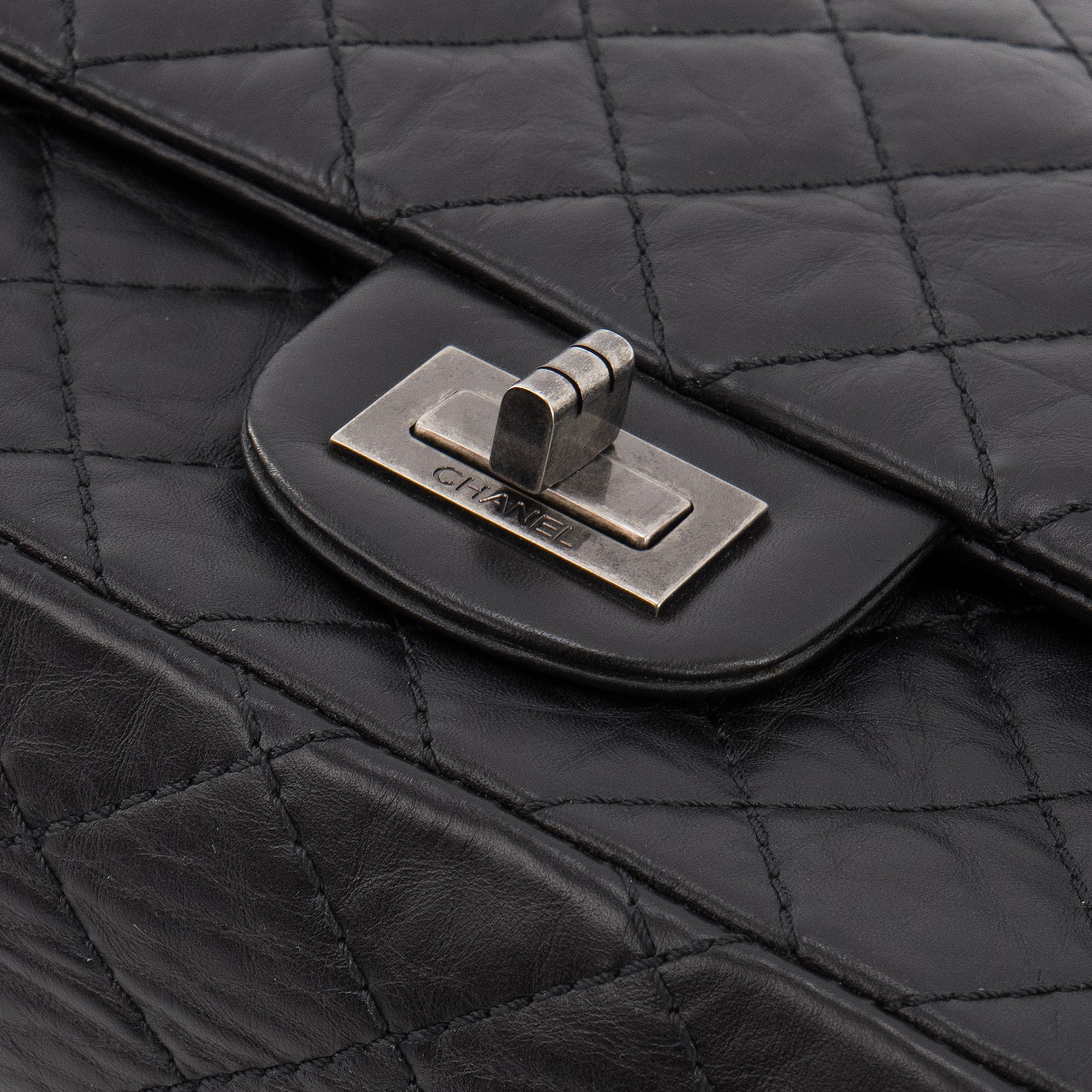 CHANEL - Sac à bandoulière 2.55 Chanel en cuir froissé noir