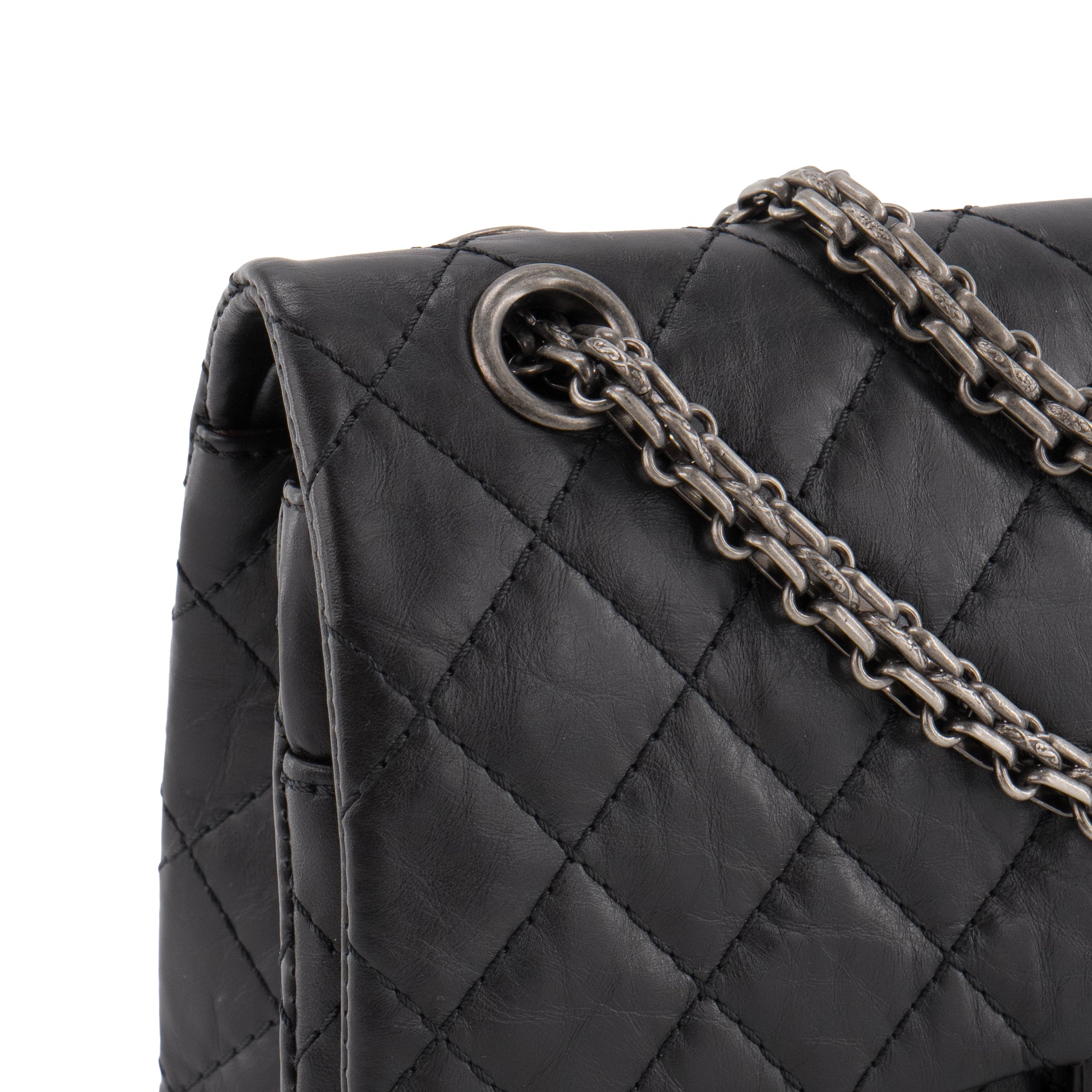 CHANEL - Sac à bandoulière 2.55 Chanel en cuir froissé noir