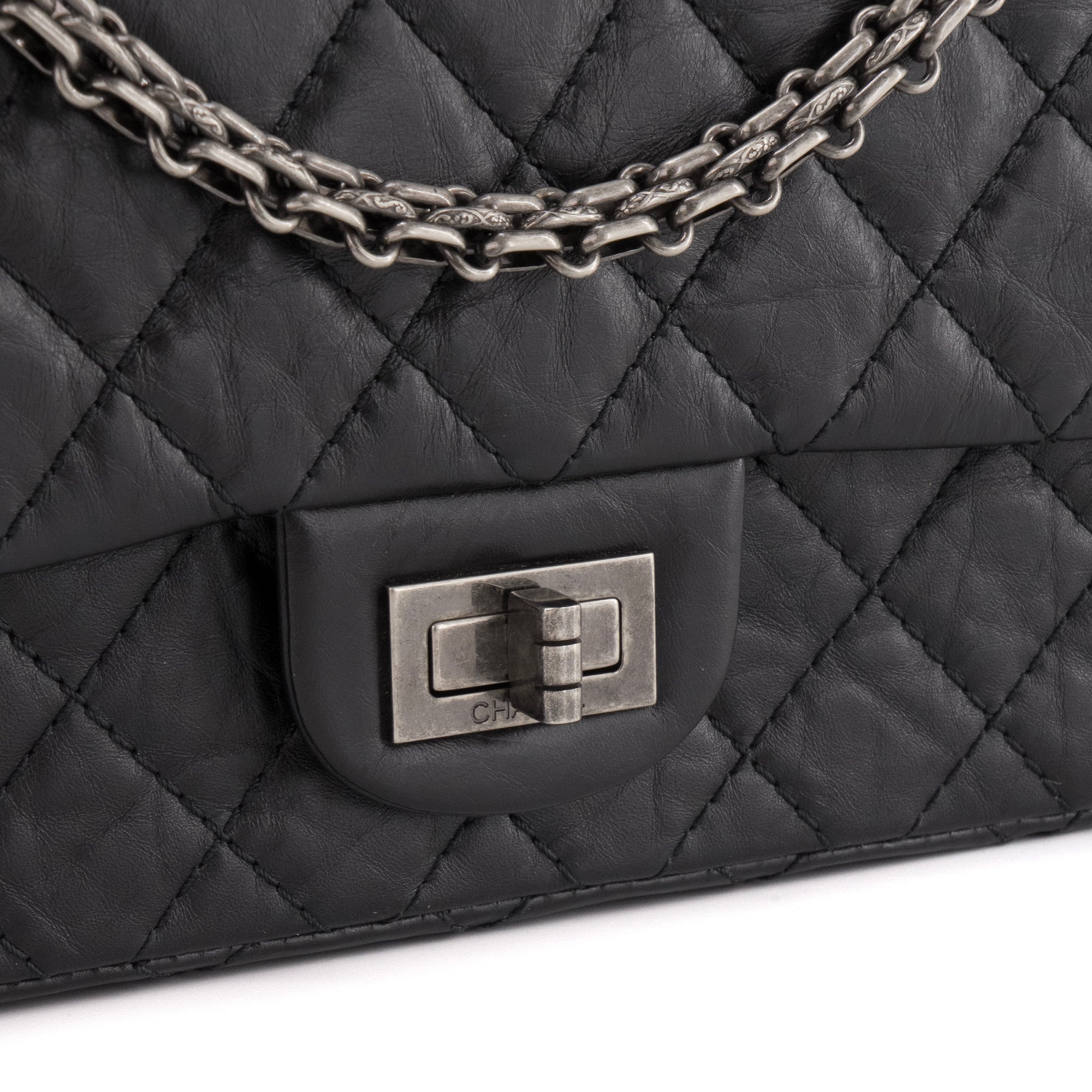 CHANEL - Sac à bandoulière 2.55 Chanel en cuir froissé noir