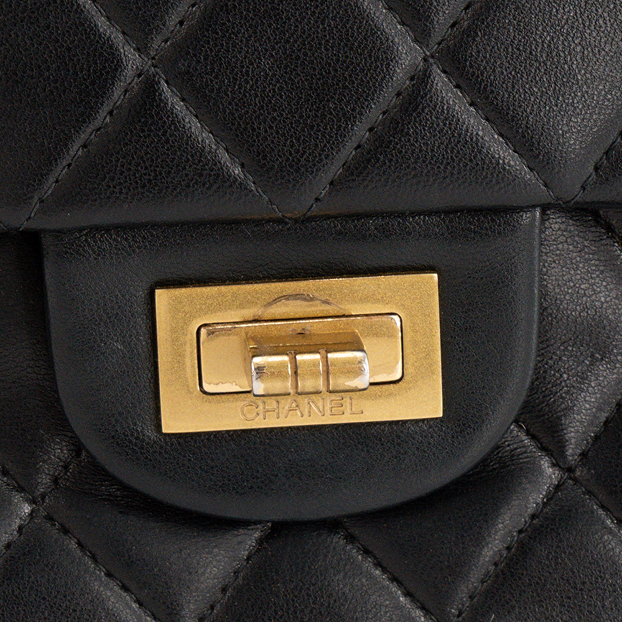 CHANEL - Sac à bandoulière 2.55 Chanel en cuir matelassé noir vintage