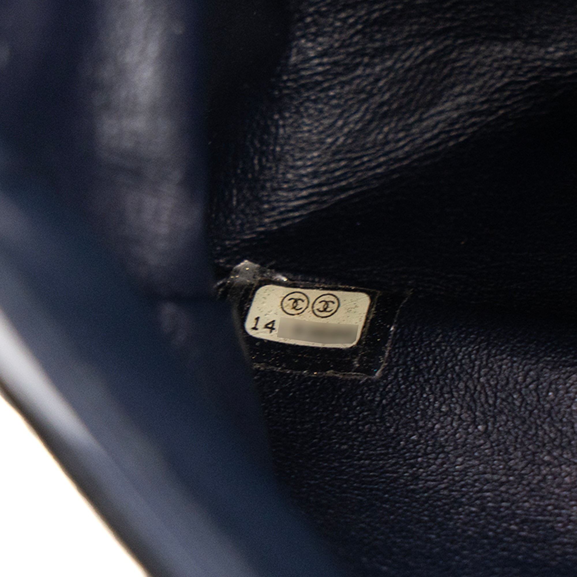 CHANEL - Sac à bandoulière 2.55 Chanel en cuir verni bleu marine