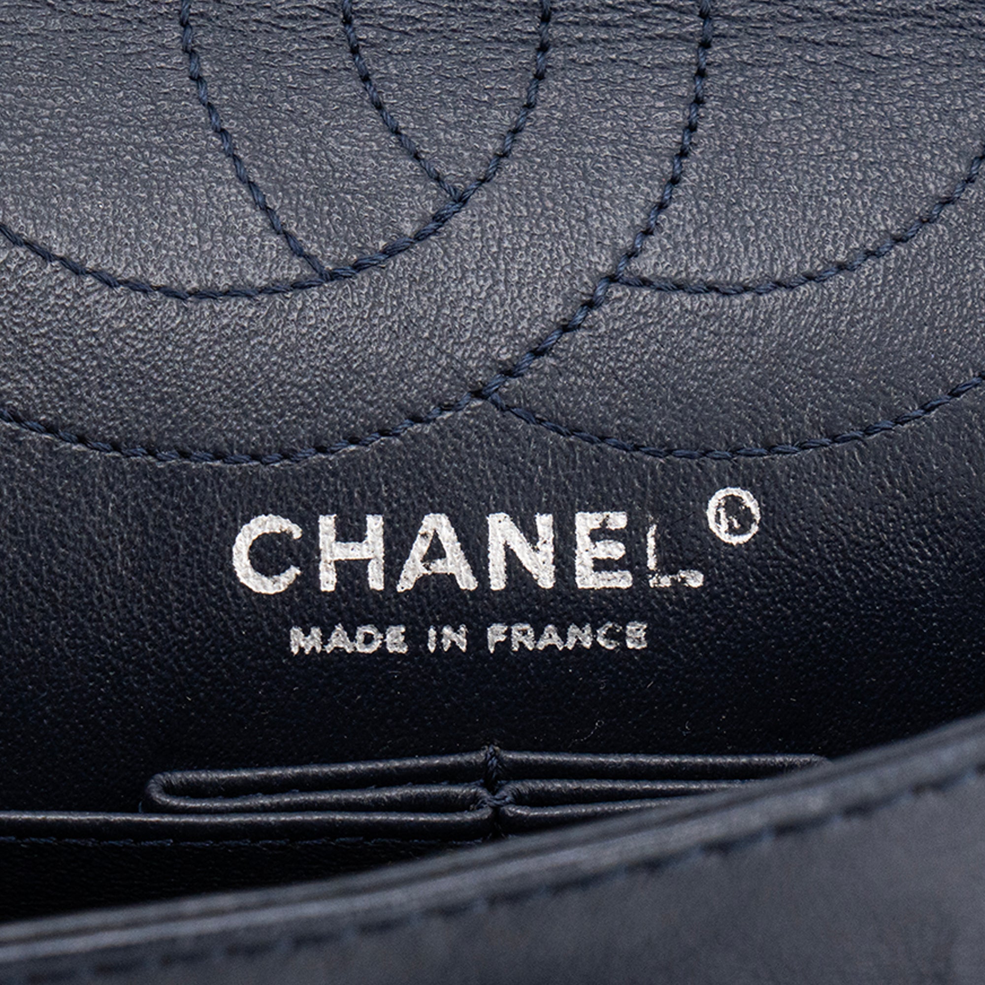 CHANEL - Sac à bandoulière 2.55 Chanel en cuir verni bleu marine