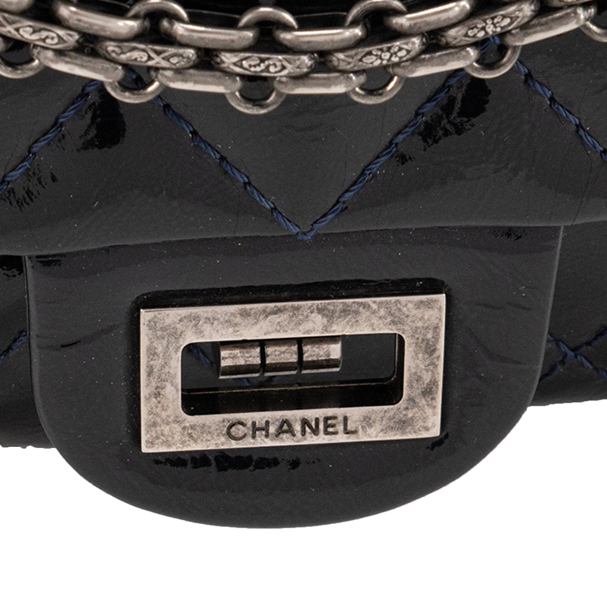 CHANEL - Sac à bandoulière 2.55 Chanel en cuir verni bleu marine