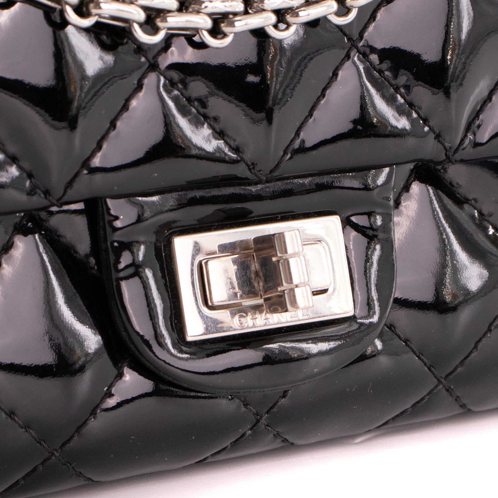 CHANEL - Sac à bandoulière 2.55 Chanel en cuir verni noir