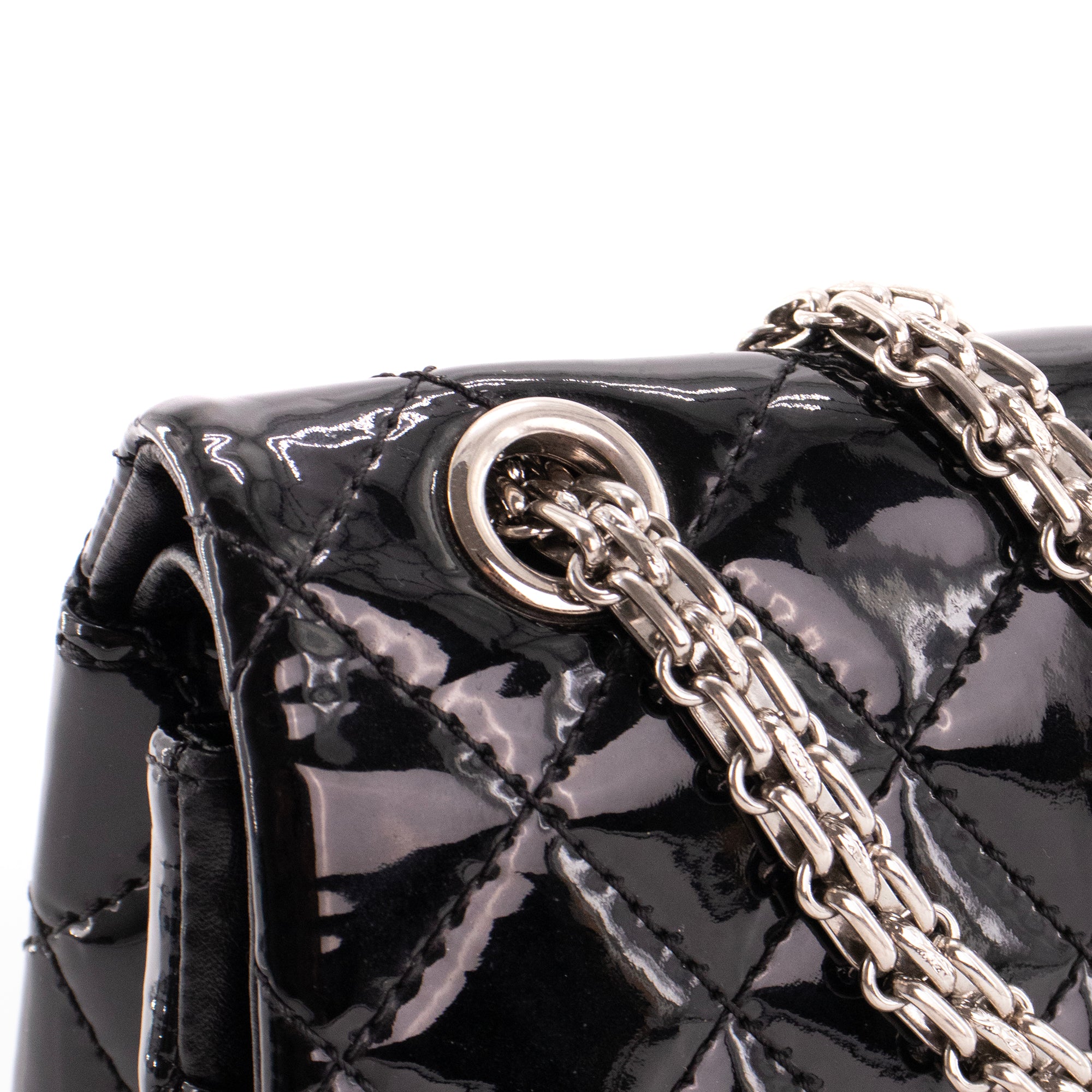 CHANEL - Sac à bandoulière 2.55 Chanel en cuir verni noir