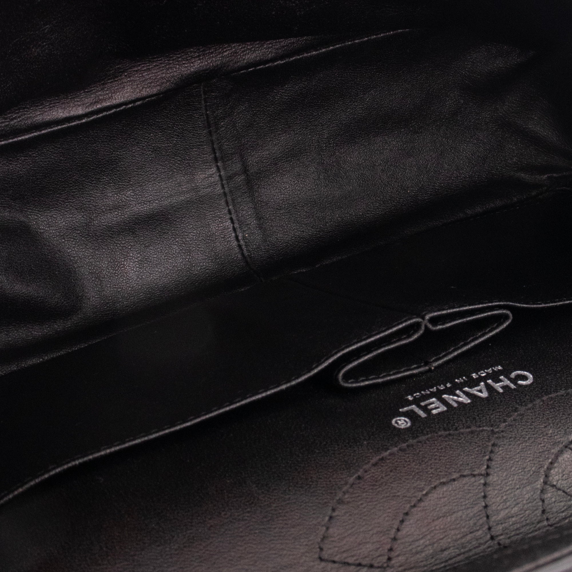 CHANEL - Sac à bandoulière 2.55 Chanel en cuir verni noir
