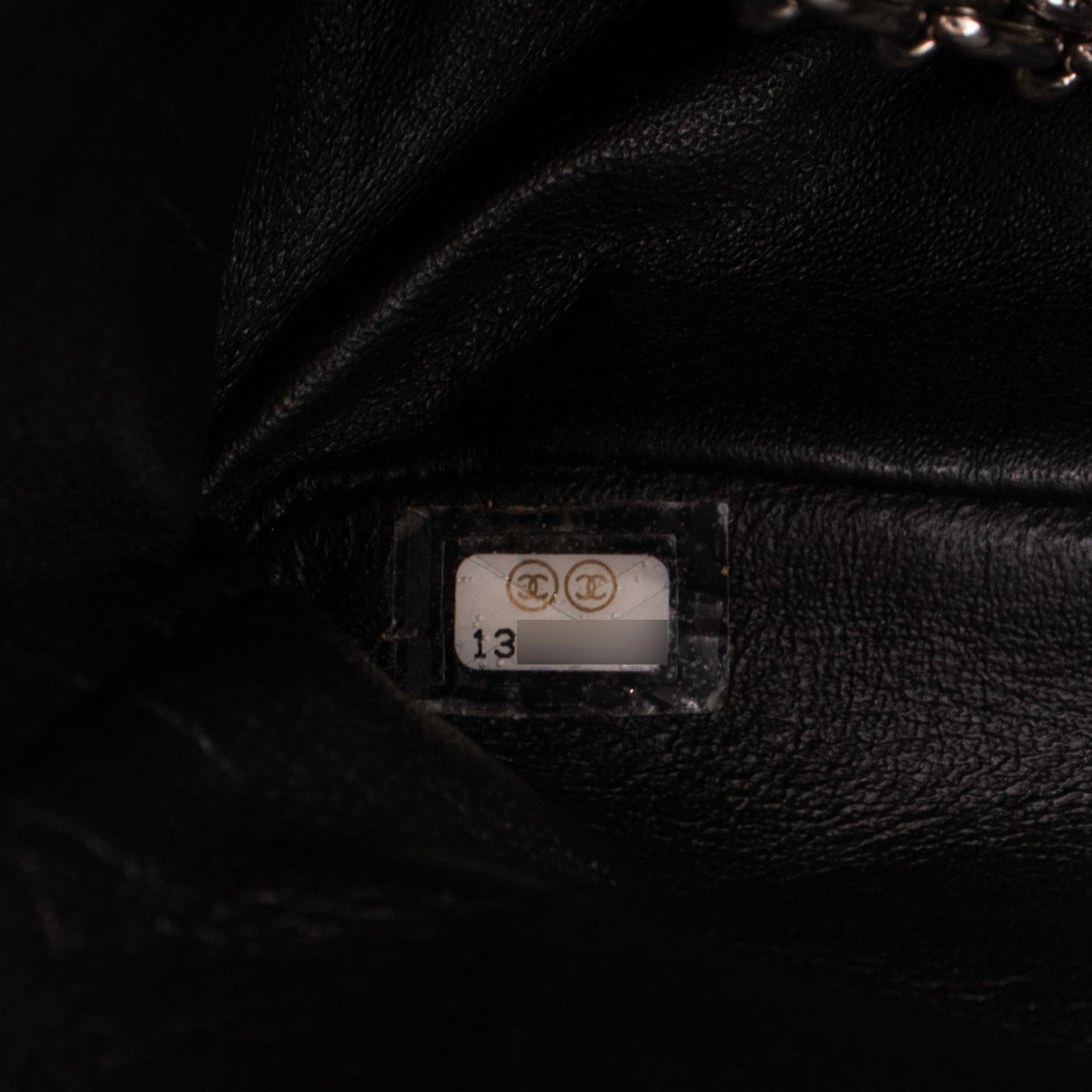 CHANEL - Sac à bandoulière 2.55 Chanel en cuir verni noir