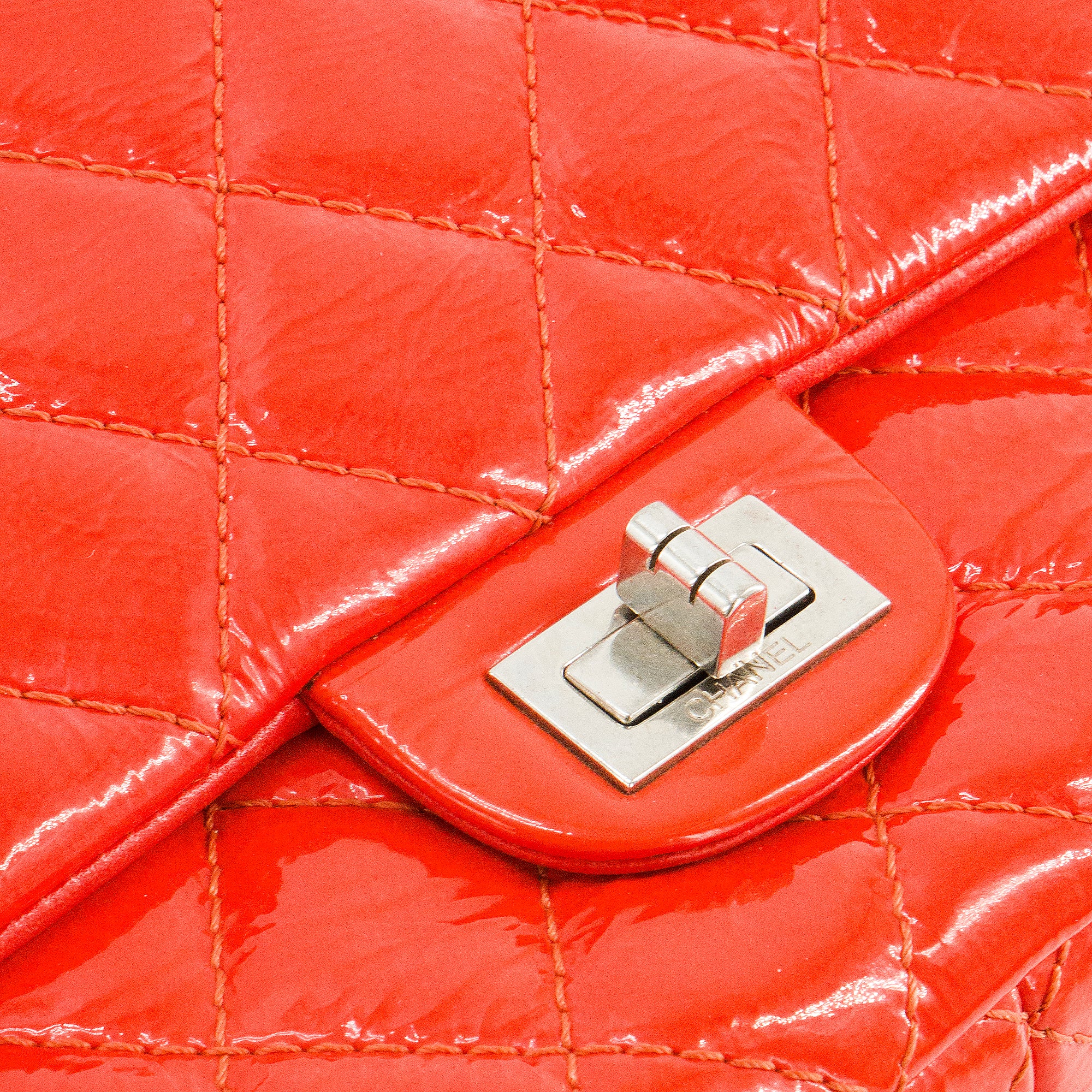 CHANEL - Sac à bandoulière 2.55 Chanel en cuir verni verni orange