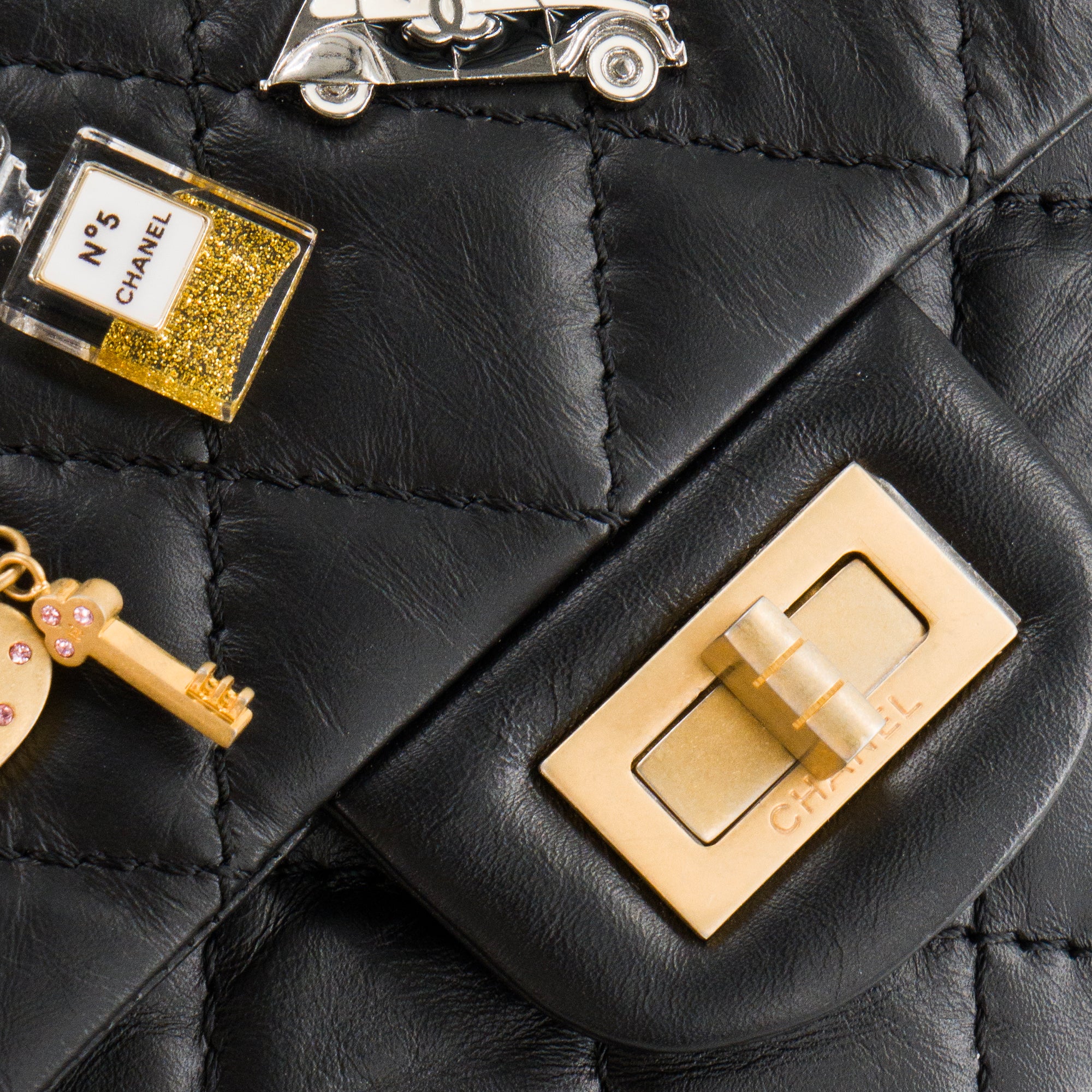 CHANEL - Sac à bandoulière 2.55 Charms Paris Chanel en cuir froissé noir édition limitée