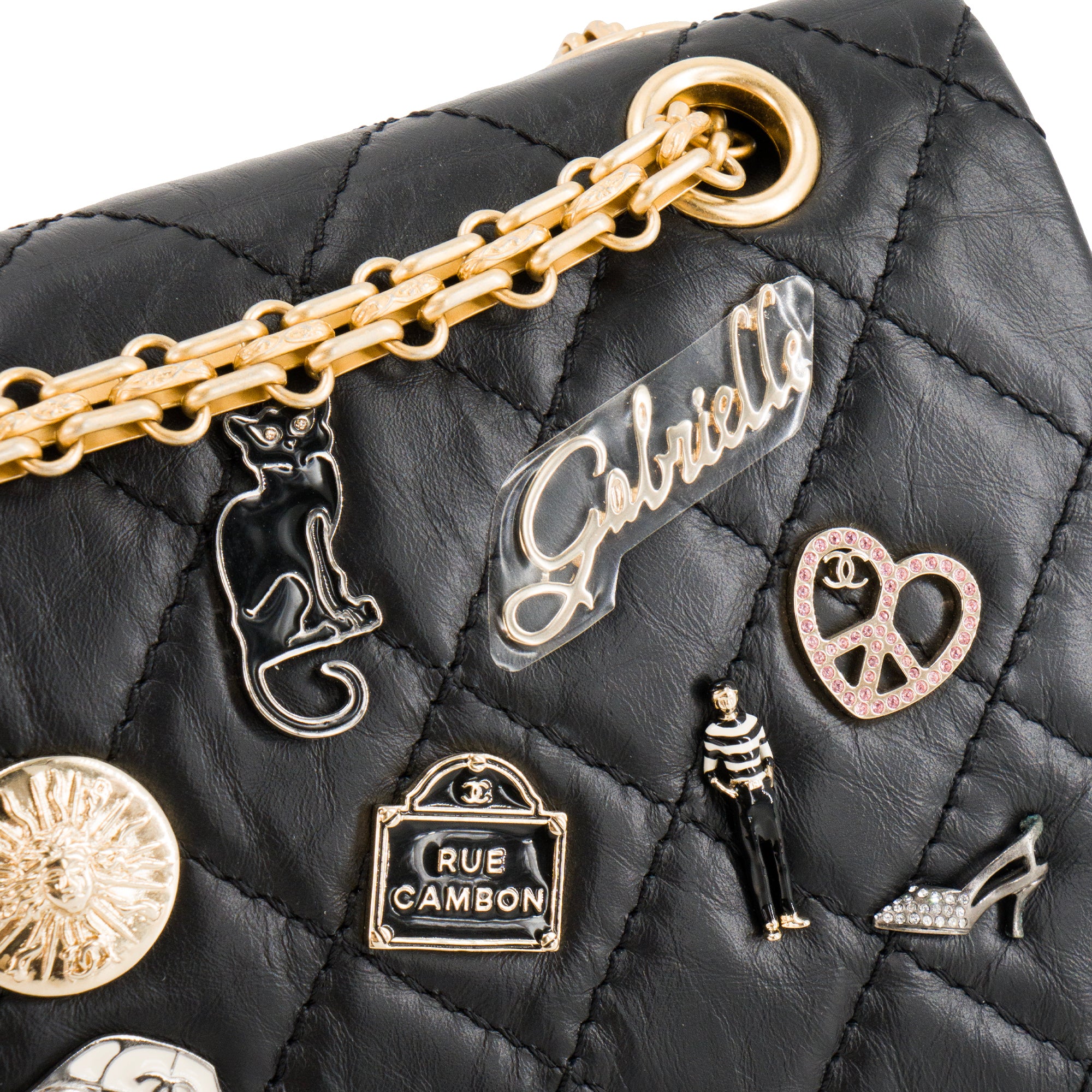 CHANEL - Sac à bandoulière 2.55 Charms Paris Chanel en cuir froissé noir édition limitée