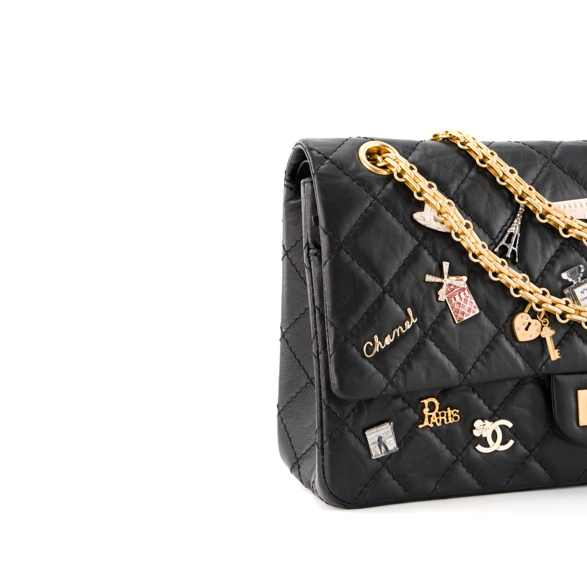 CHANEL - Sac à bandoulière 2.55 Charms Paris Chanel en cuir froissé noir édition limitée